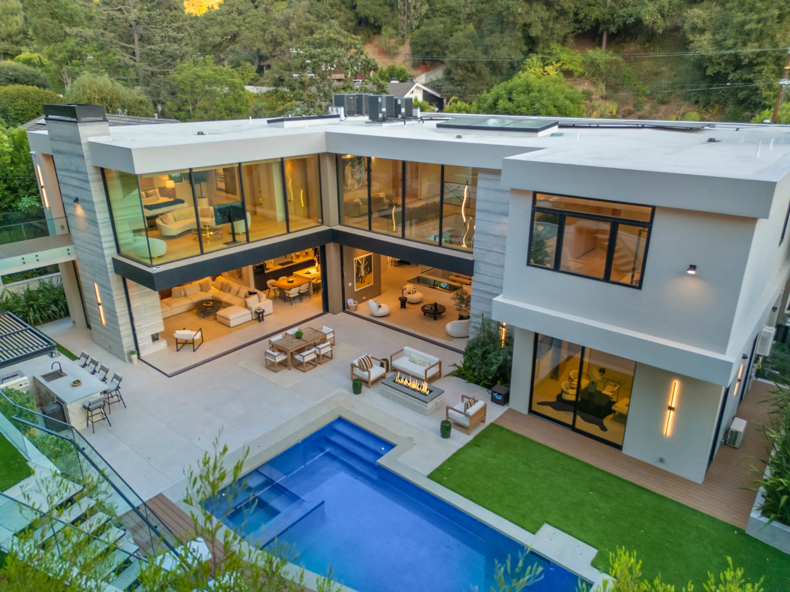 Upscale 3-Level Villa with Sparkling Saltwater Pool, Gym and Stunning Views — photograph 7