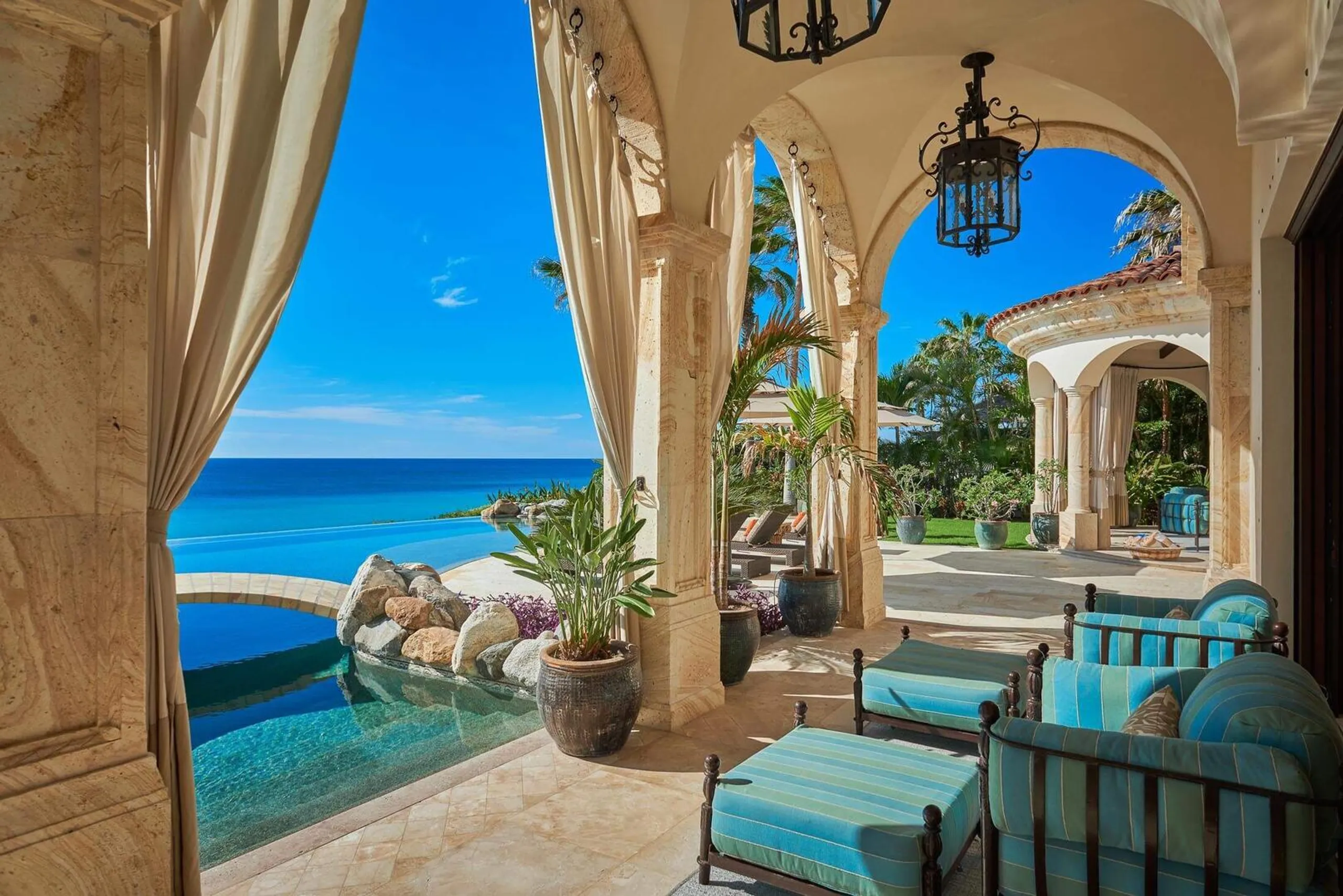 Timeless Oceanfront Haven with Infinity Edge Pool in the Heart of Cabo — photograph 6