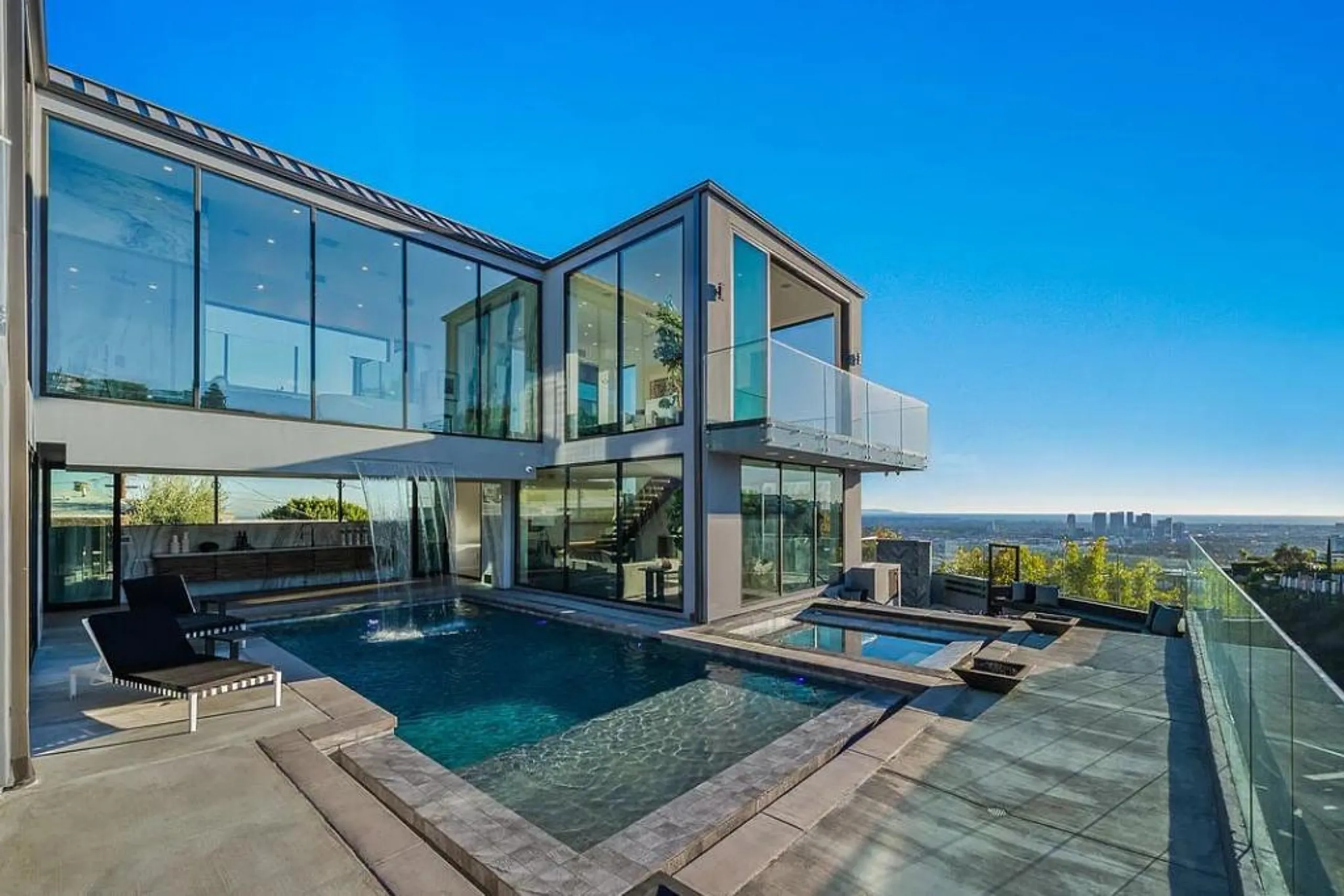 Ultra-Modern Hollywood Hills Villa with Infinity Pool, Spa, and Sunsent Views, Beverly Hills
