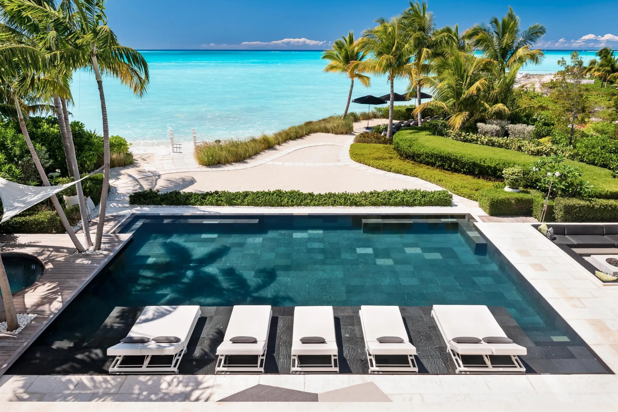 Modern Contemporary Villa with Negative Edge Black Volcanic Rock Pool — photograph 3