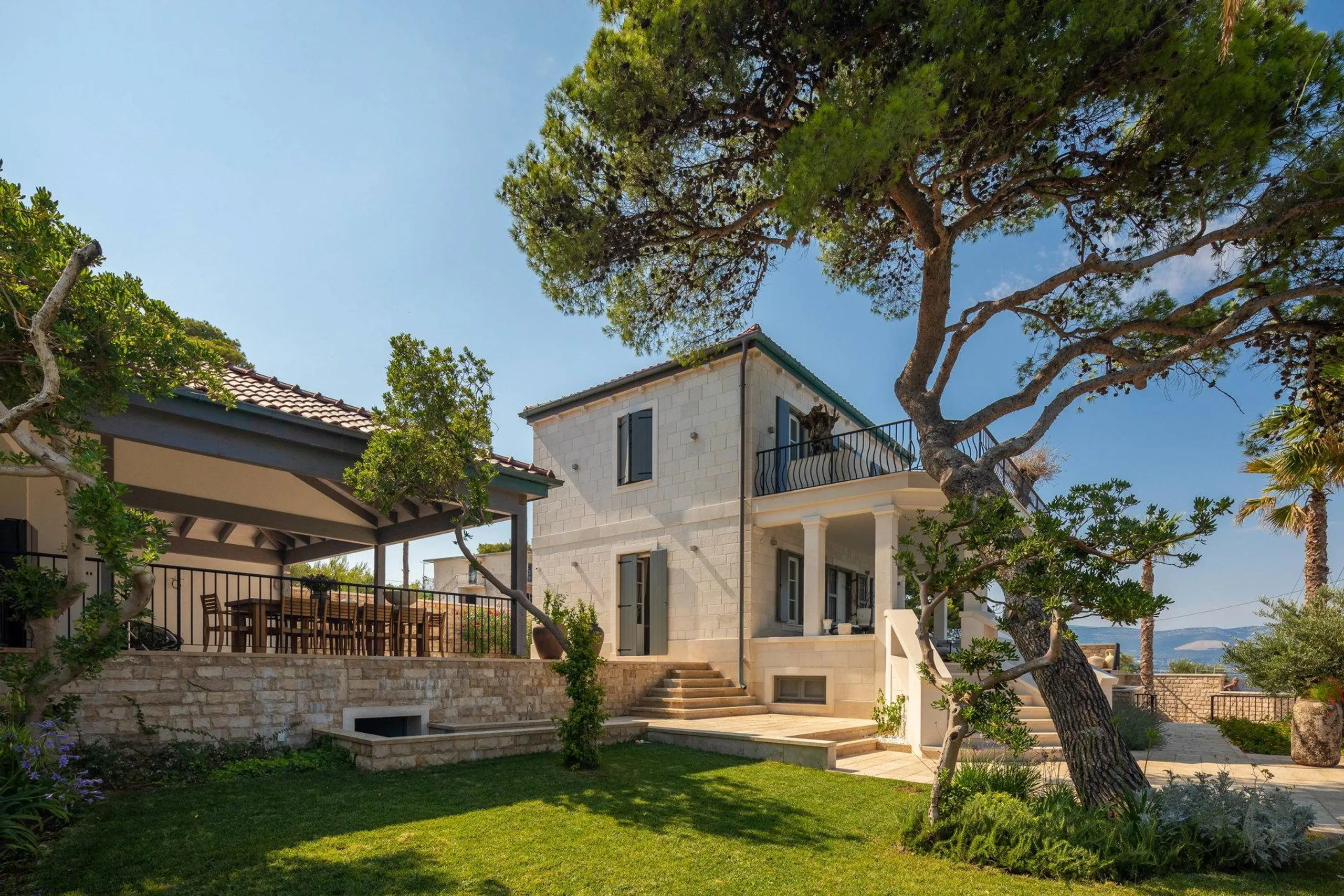 Chic Luxurious Villa with Spectacular Sea Views and Infinity Pool — photograph 9