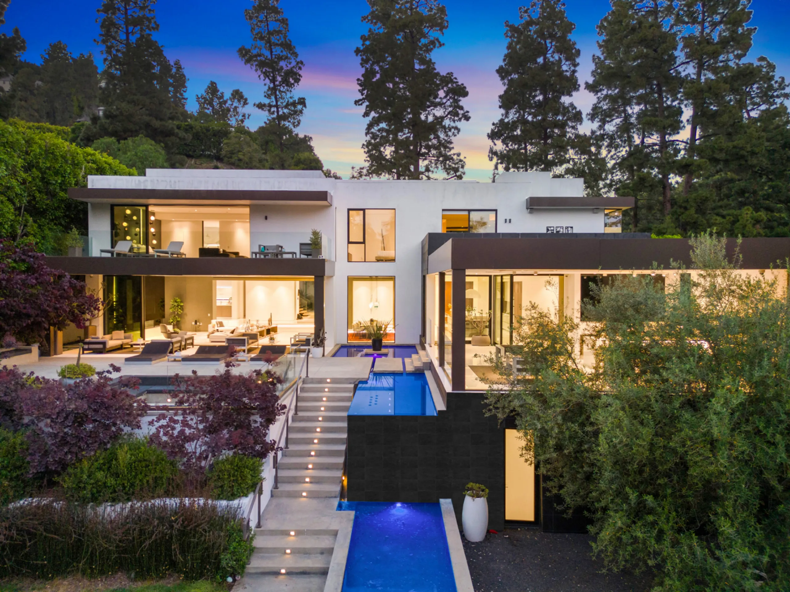 Marvelous Beverly Hills Villa with Private Pool, Spa, and Theater — photograph 3