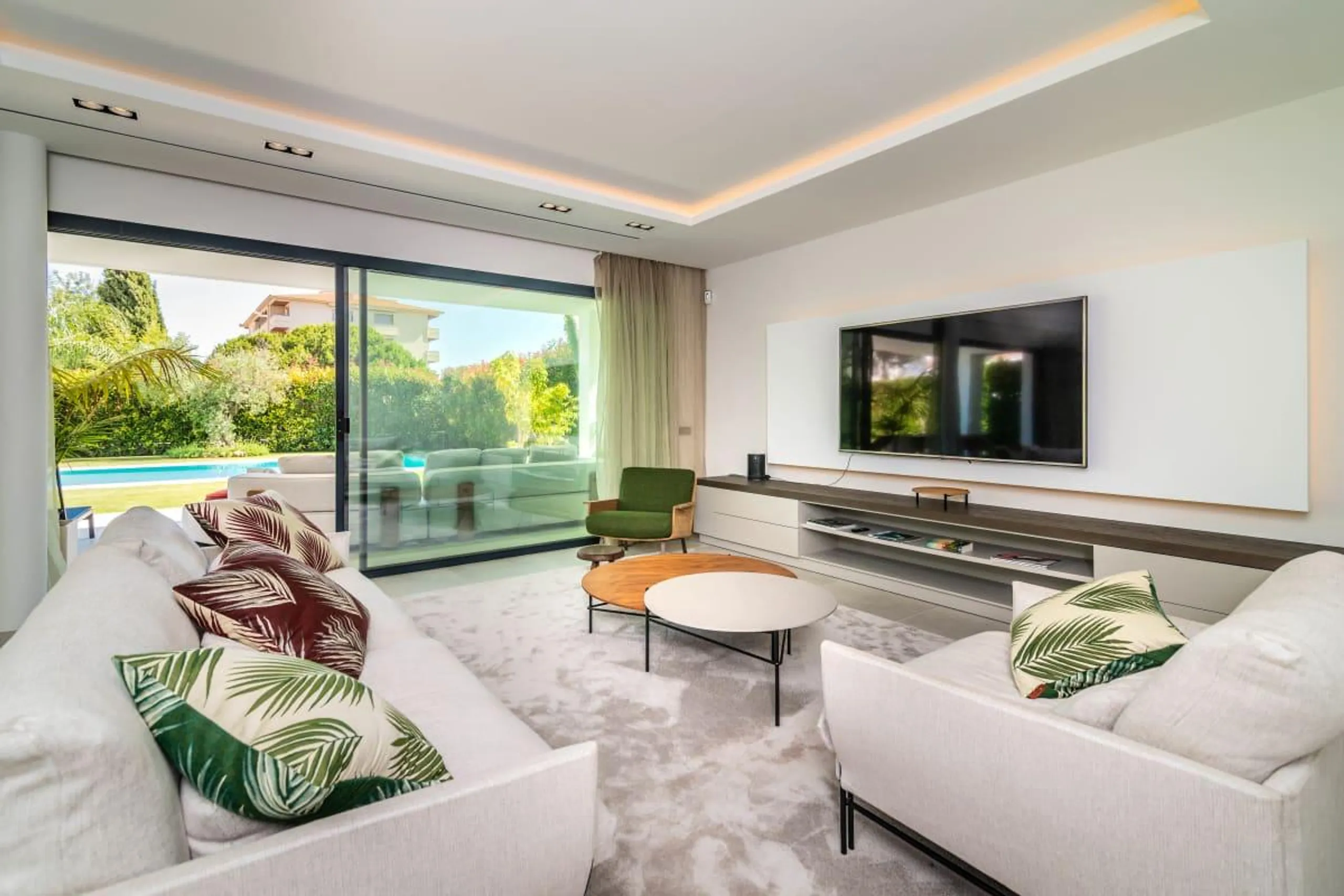 Modern Elegant Estate with Private Pool and Home Theater — photograph 6