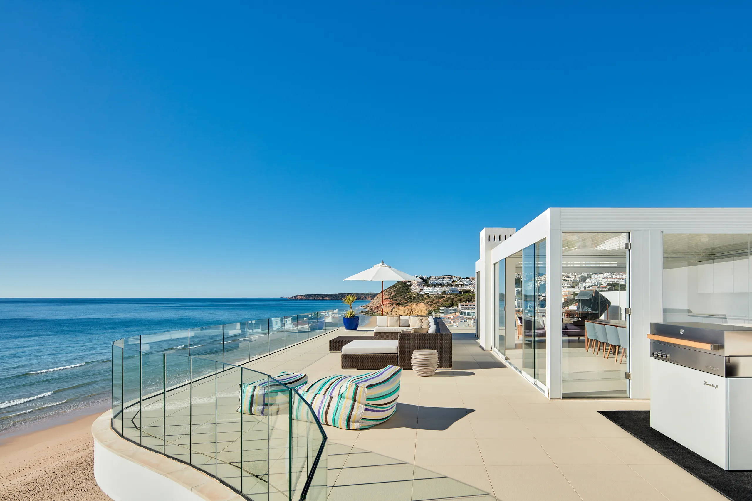 Captivating Contemporary Villa with Infinity Pool and Spectacular Coastline Views — photograph 6