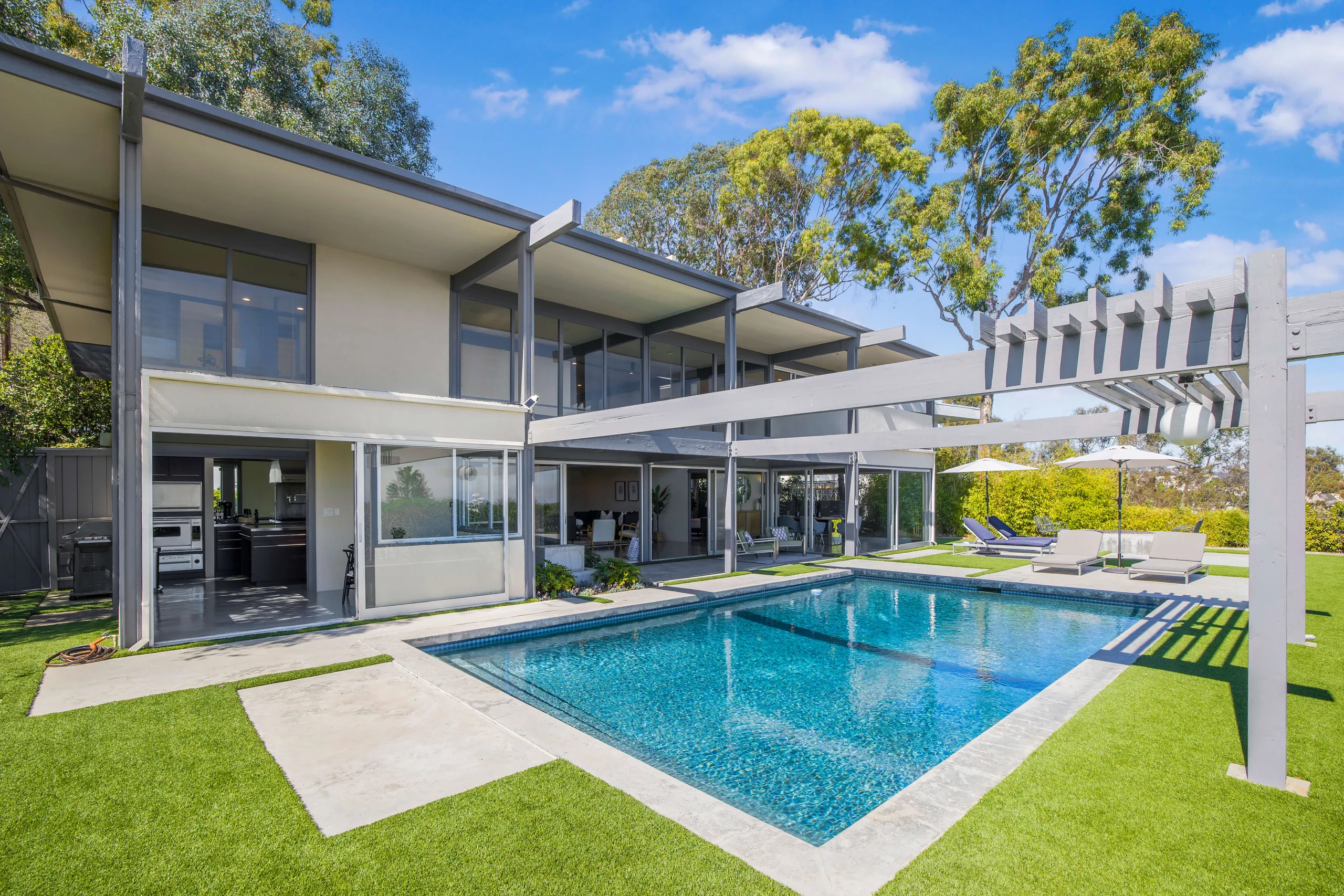 Stylish Hollywood Hills Retreat with Pool, Open-Concept Design, & 360° Rooftop Views — photograph 2