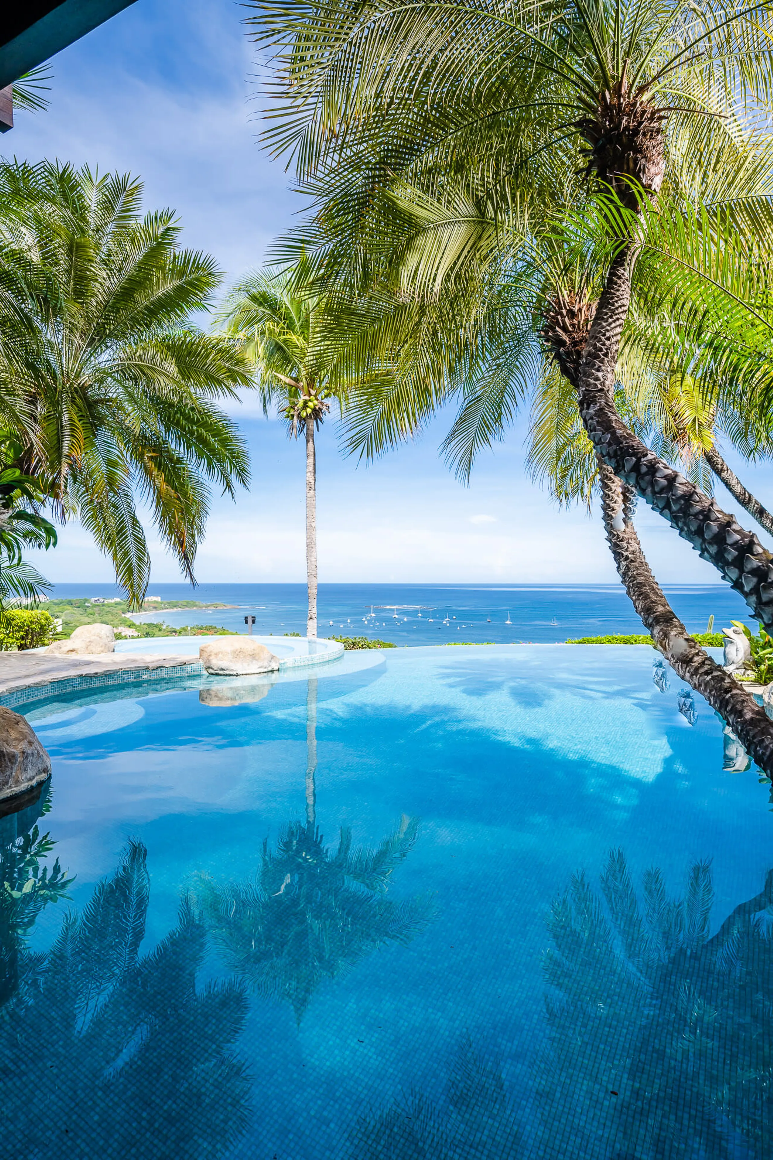 Sprawling 15 Bedroom Estate with Two Pools, and Ocean Views — photograph 2
