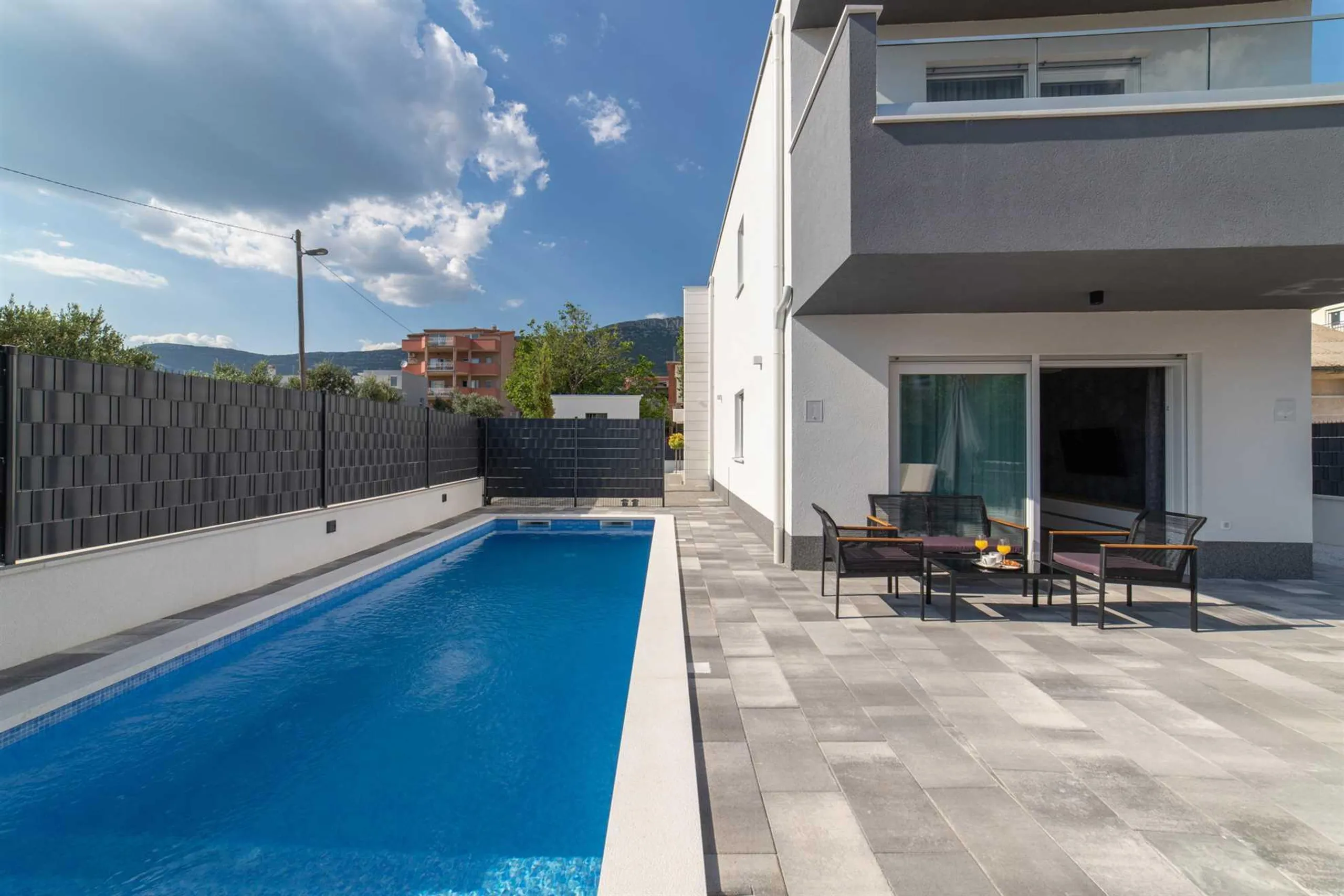 Princely 3BR Modern Villa with Heated Pool — photograph 4