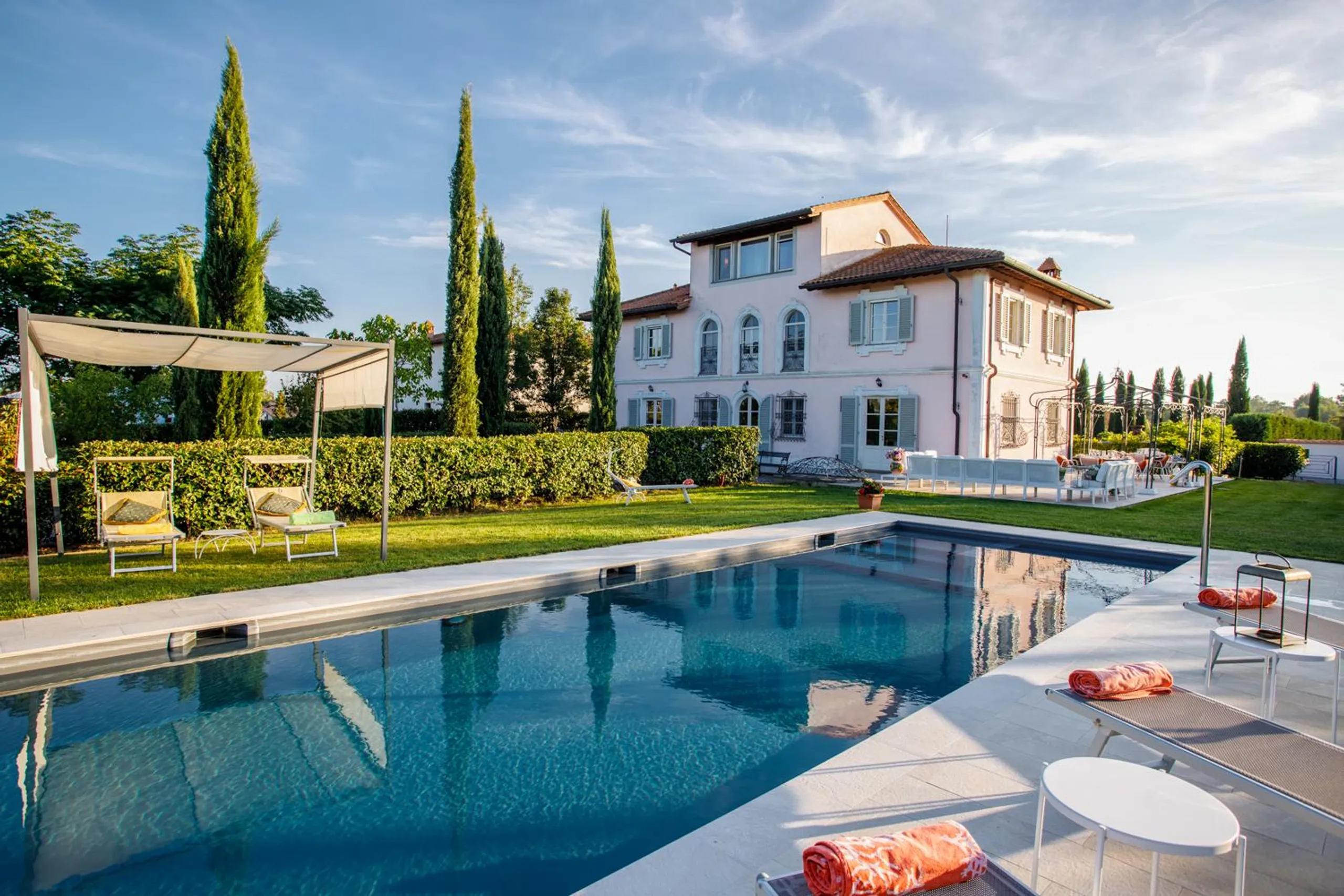 Refined  Tuscan Villa with Private Pool, Vast Gardens and Access to Historic Cities — photograph 2