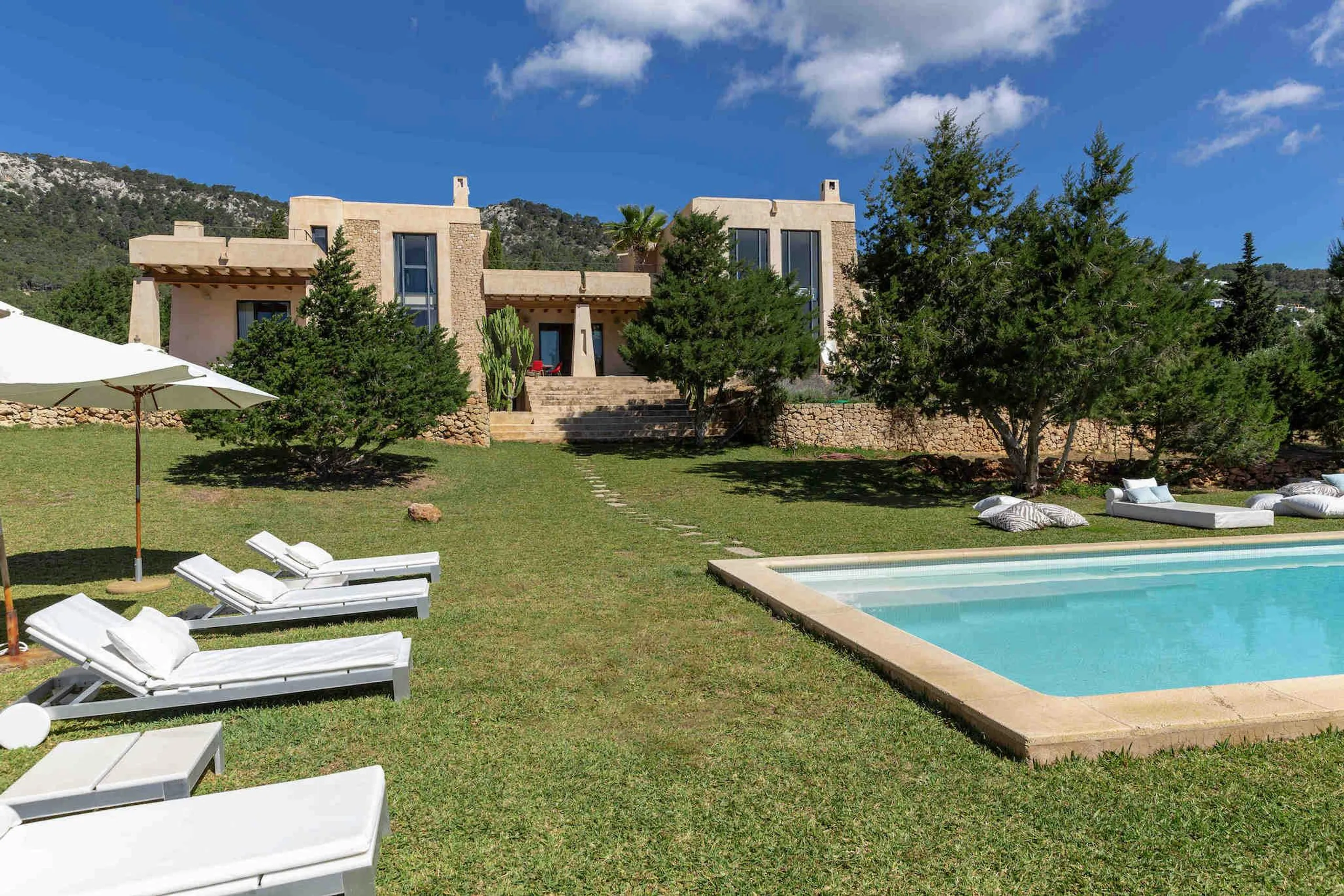 Prestigious Spanish Estate with Private Pool and Beautiful Backyard — photograph 3
