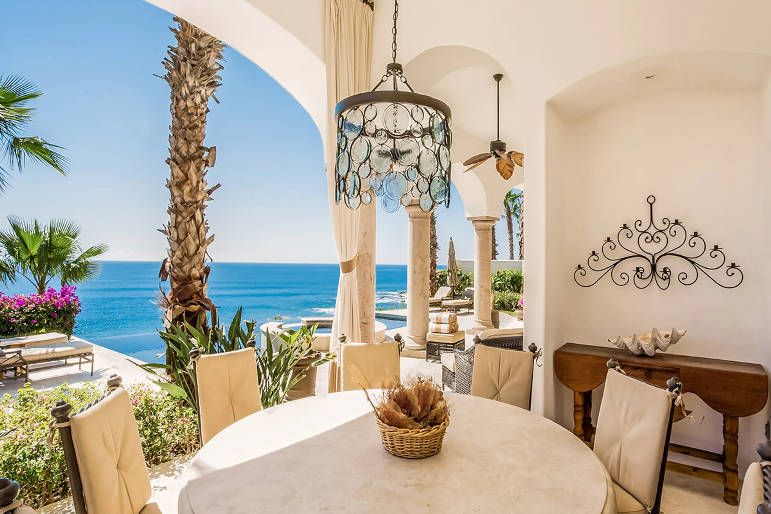 Sumptuous Five Bedroom Villa with Private Pool and Unobstructed Views — photograph 6