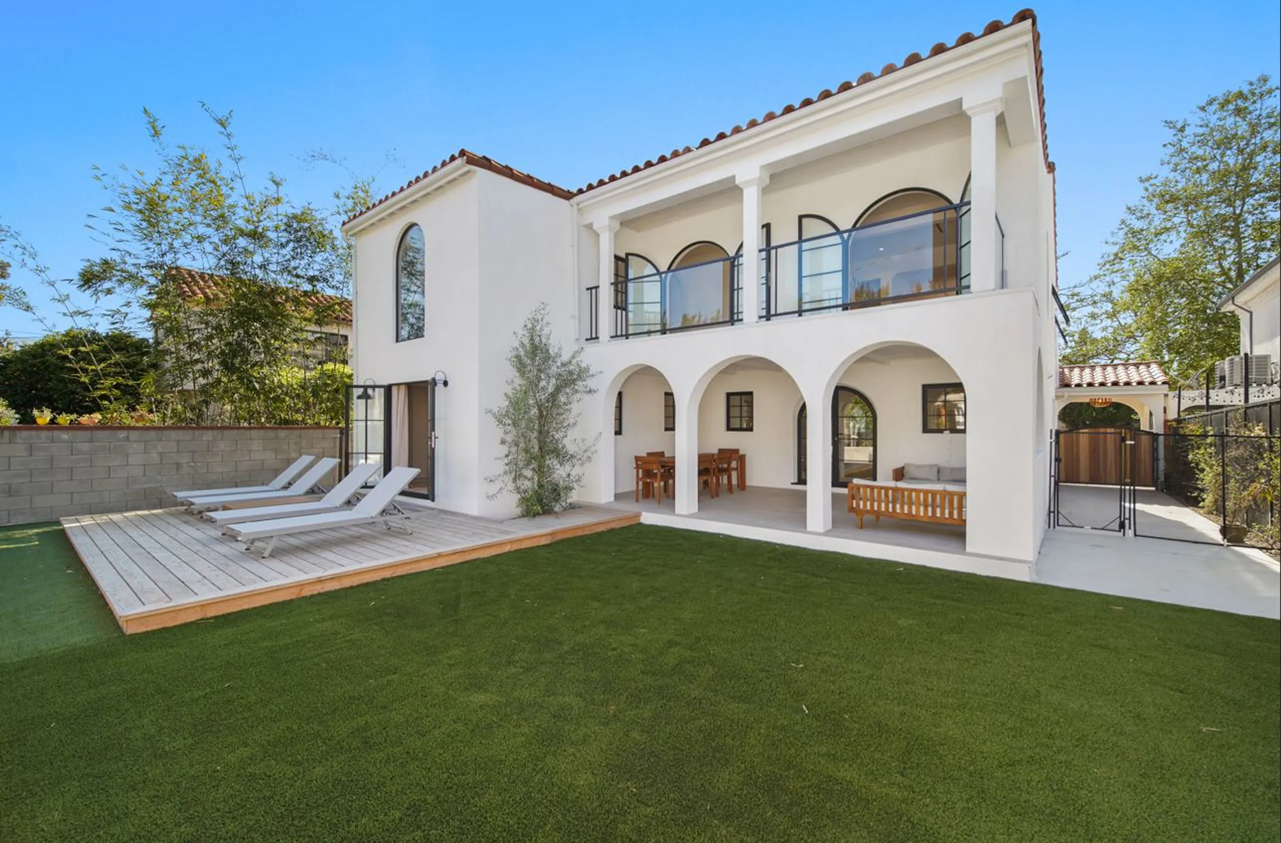 Sophisticated Spanish Contemporary Villa in LA with Private Pool, Outdoor Oasis & Smart Tech Integration — photograph 10