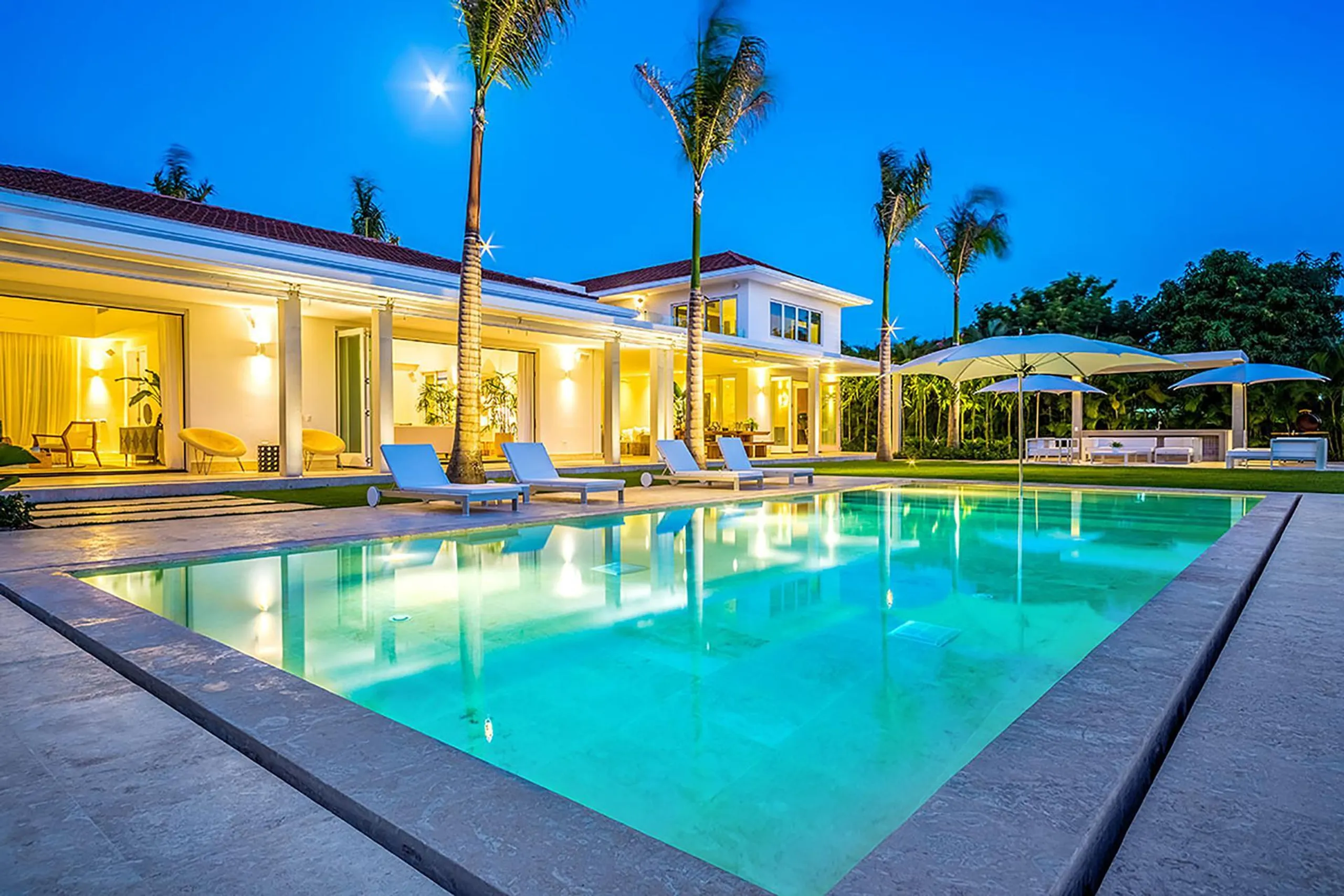Prestige 7BR Oasis with Private Pool and Golf Views — photograph 2