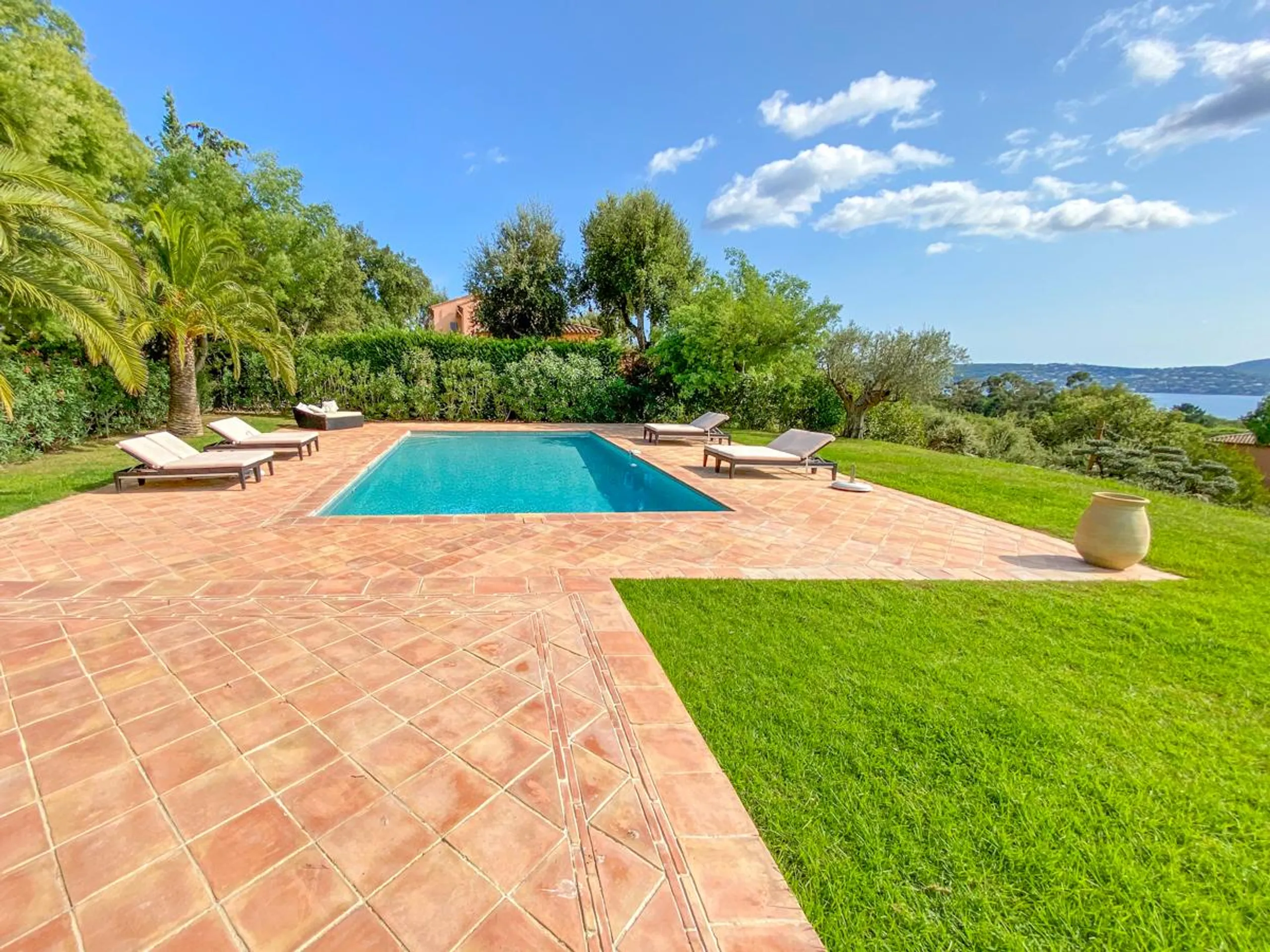Stunning Hillside Villa with Heated Swimming Pool and Gulf Views — photograph 12