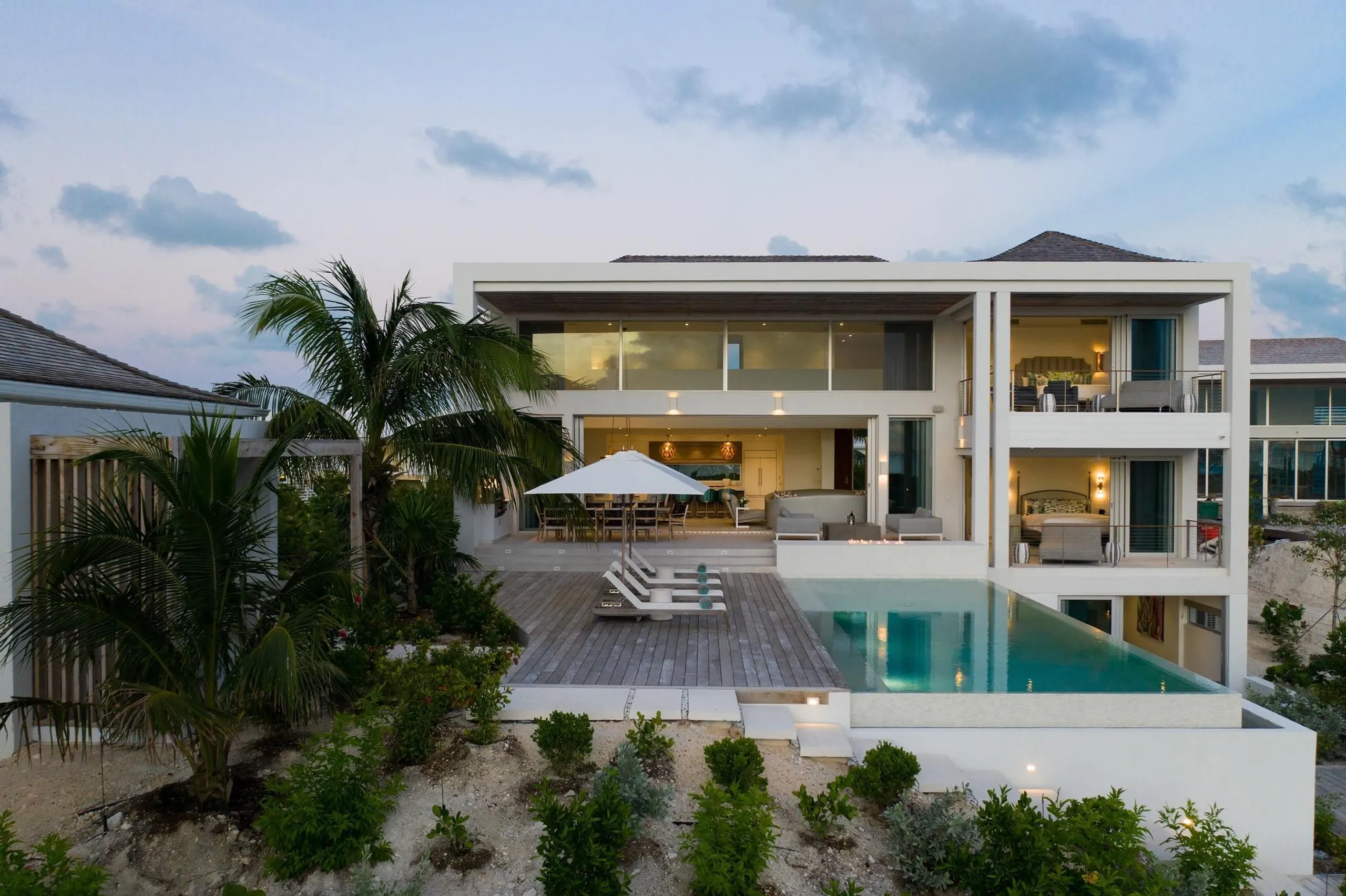 Five Star Grace Bay Modern Villa with Private Infinity Pool and Beach Access — photograph 8