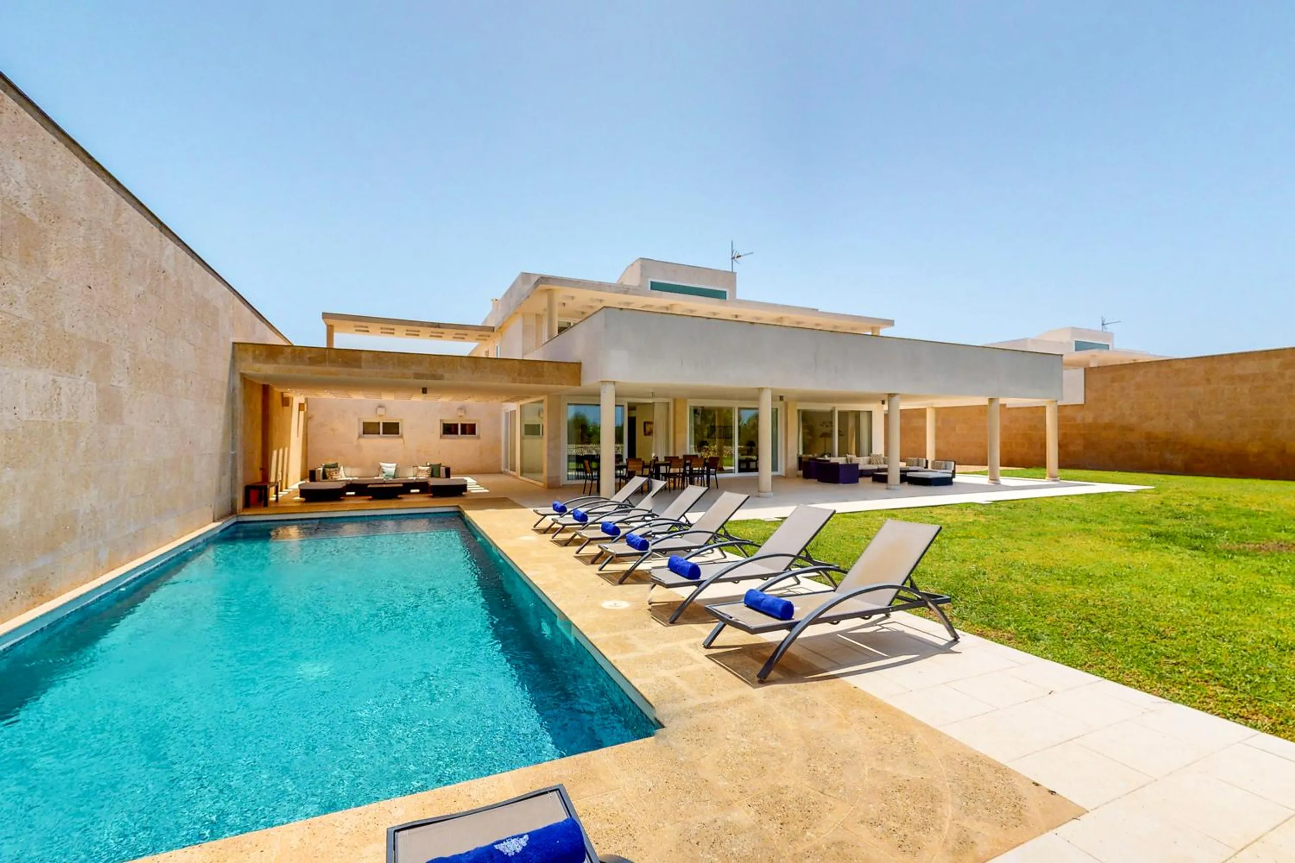 Luxurious 5BR Villa with Private Pool and Breathtaking Sea Views, Binisafuller