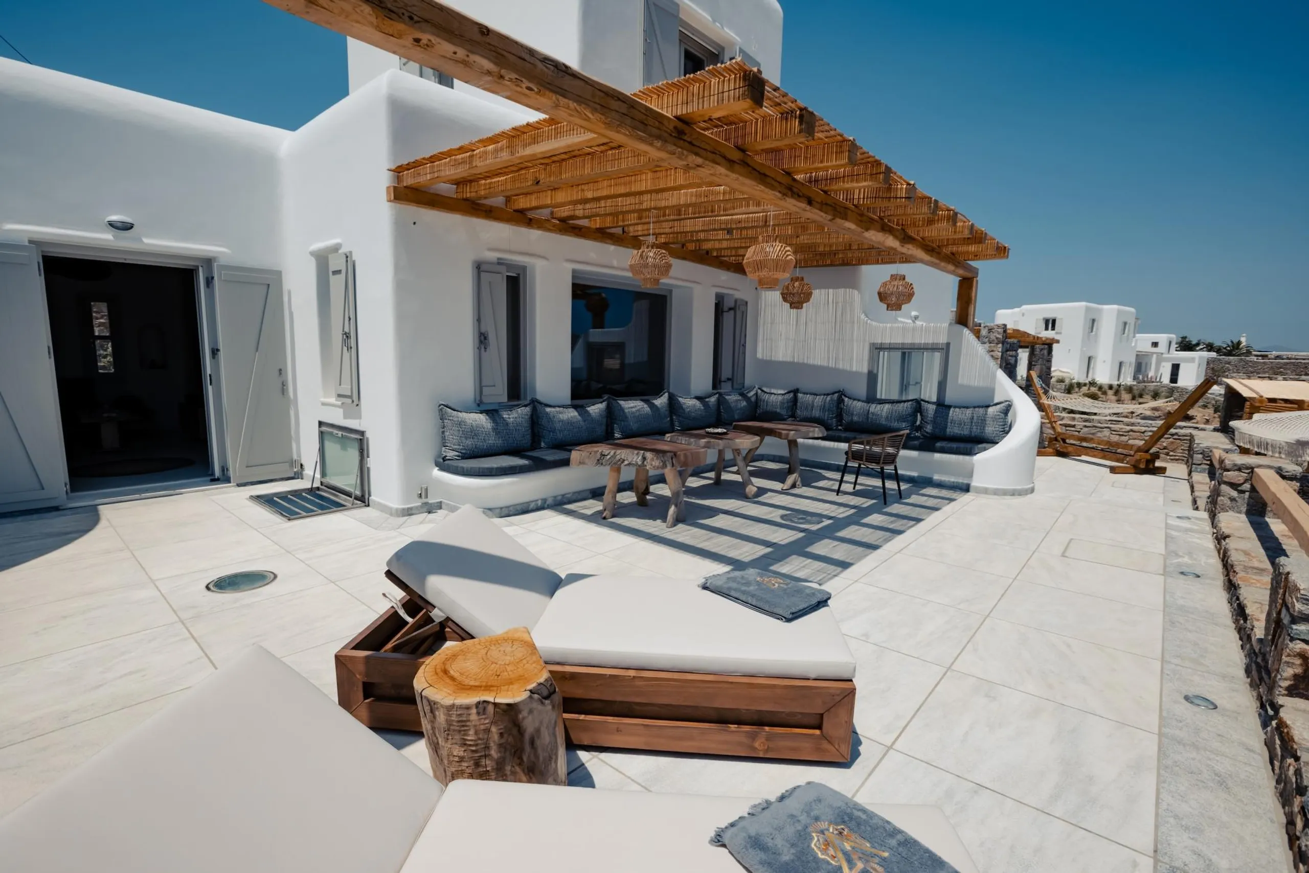 Stylish Mykonos Retreat with Private Pool and Sun Deck — photograph 3
