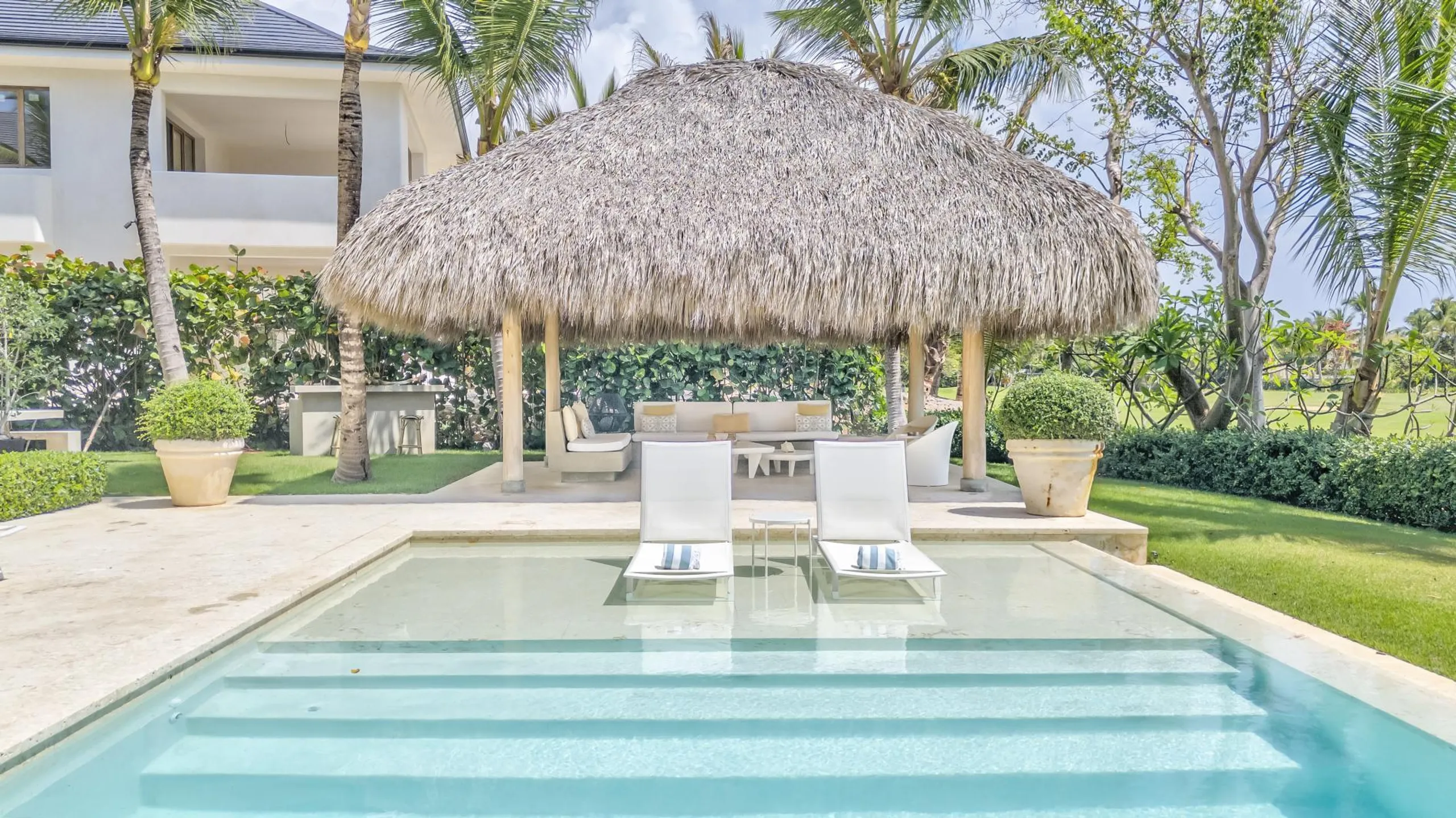 Gleaming Caribbean Villa with Private Pool, Water Mirror Entry and Spacious Interiors — photograph 10