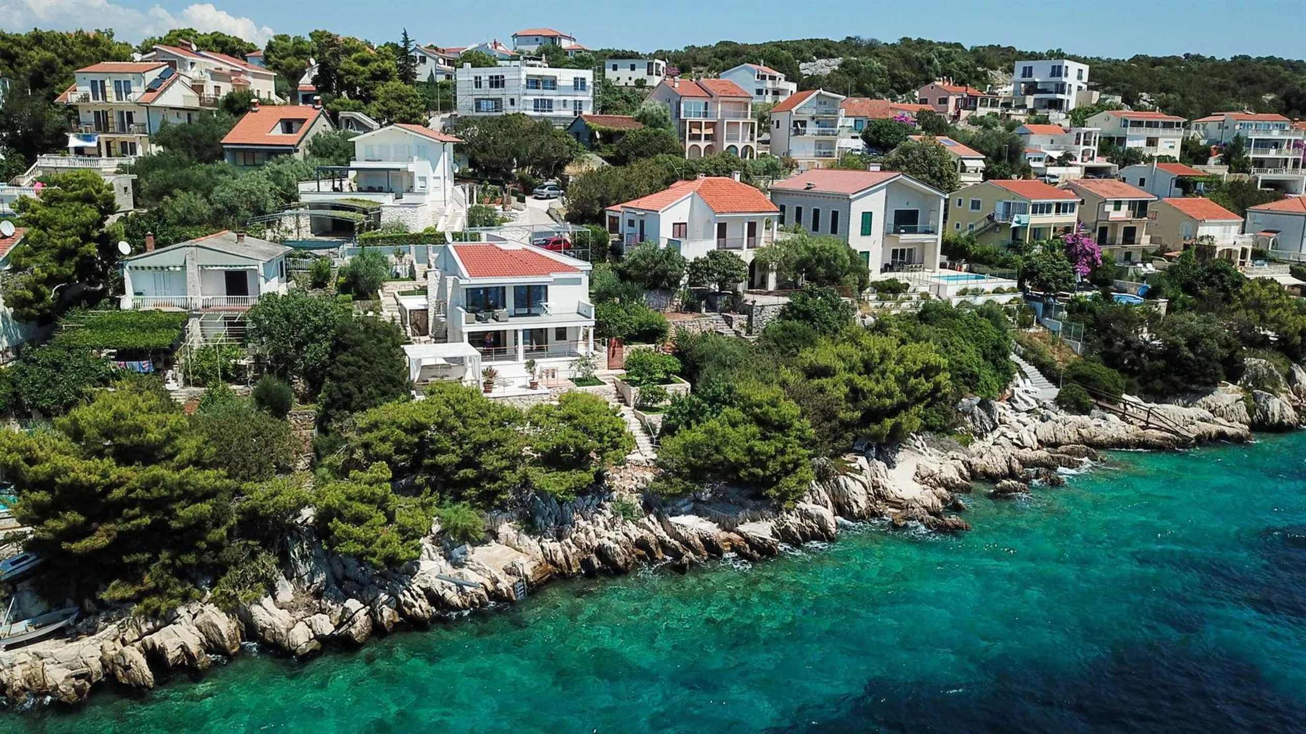 Serene Beachfront 4-Bedroom Villa on Ciovo Island with Private Pool and Ocean Views — photograph 3