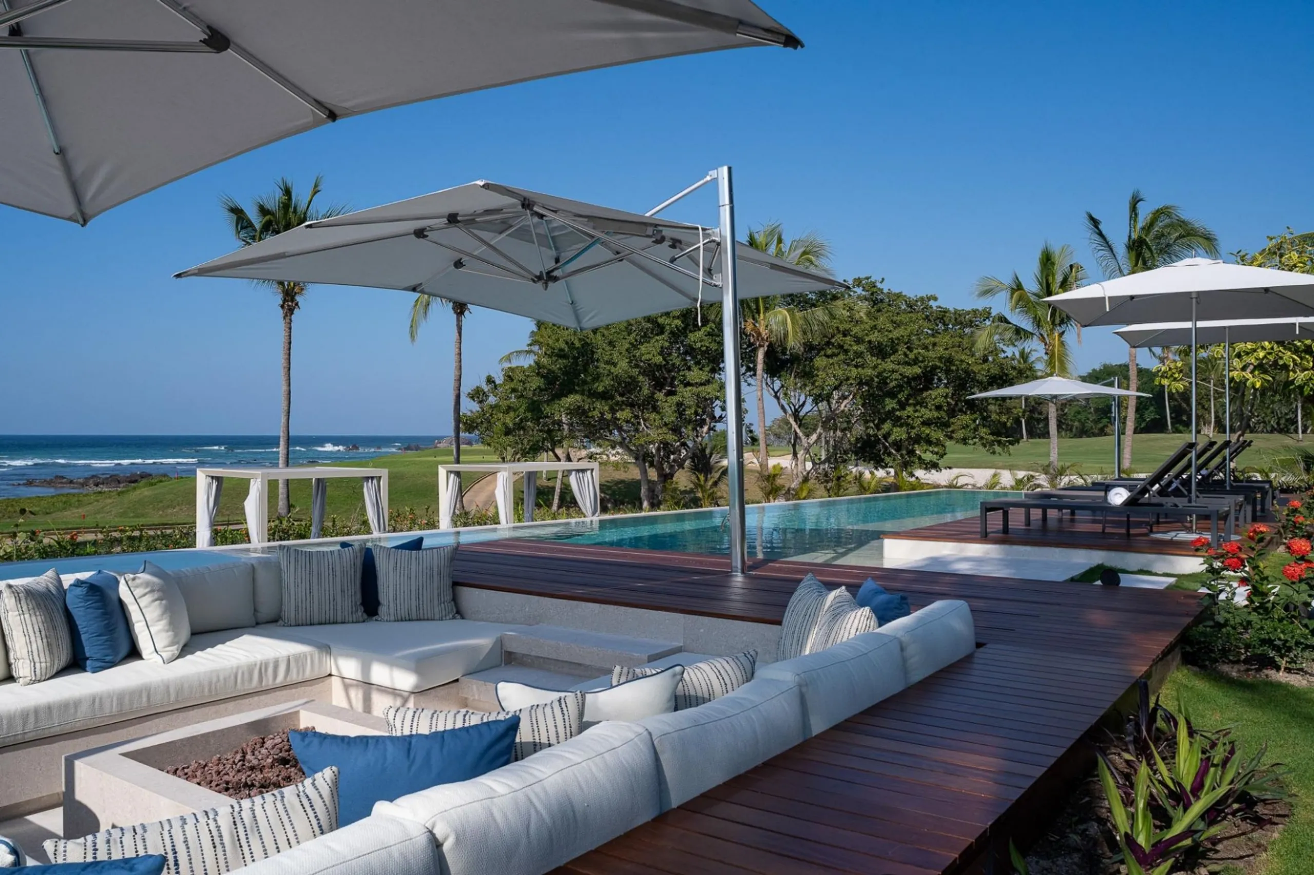 Oceanfront Pacifico Estates Villa with Private Pool and with Tail of the Whale Views — photograph 12