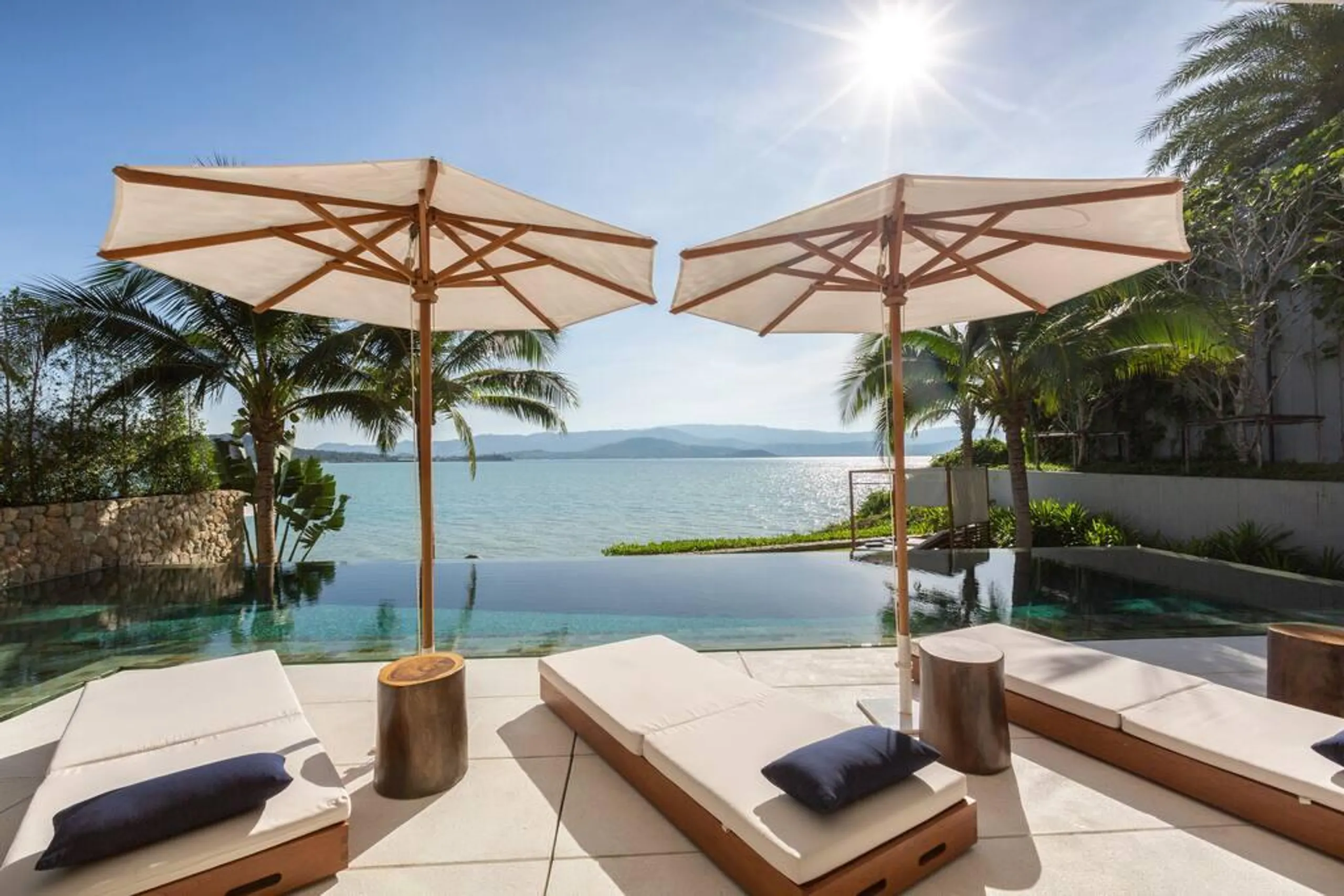 Tranquil Beachfront Villa with Infinity Pool, Bo Put