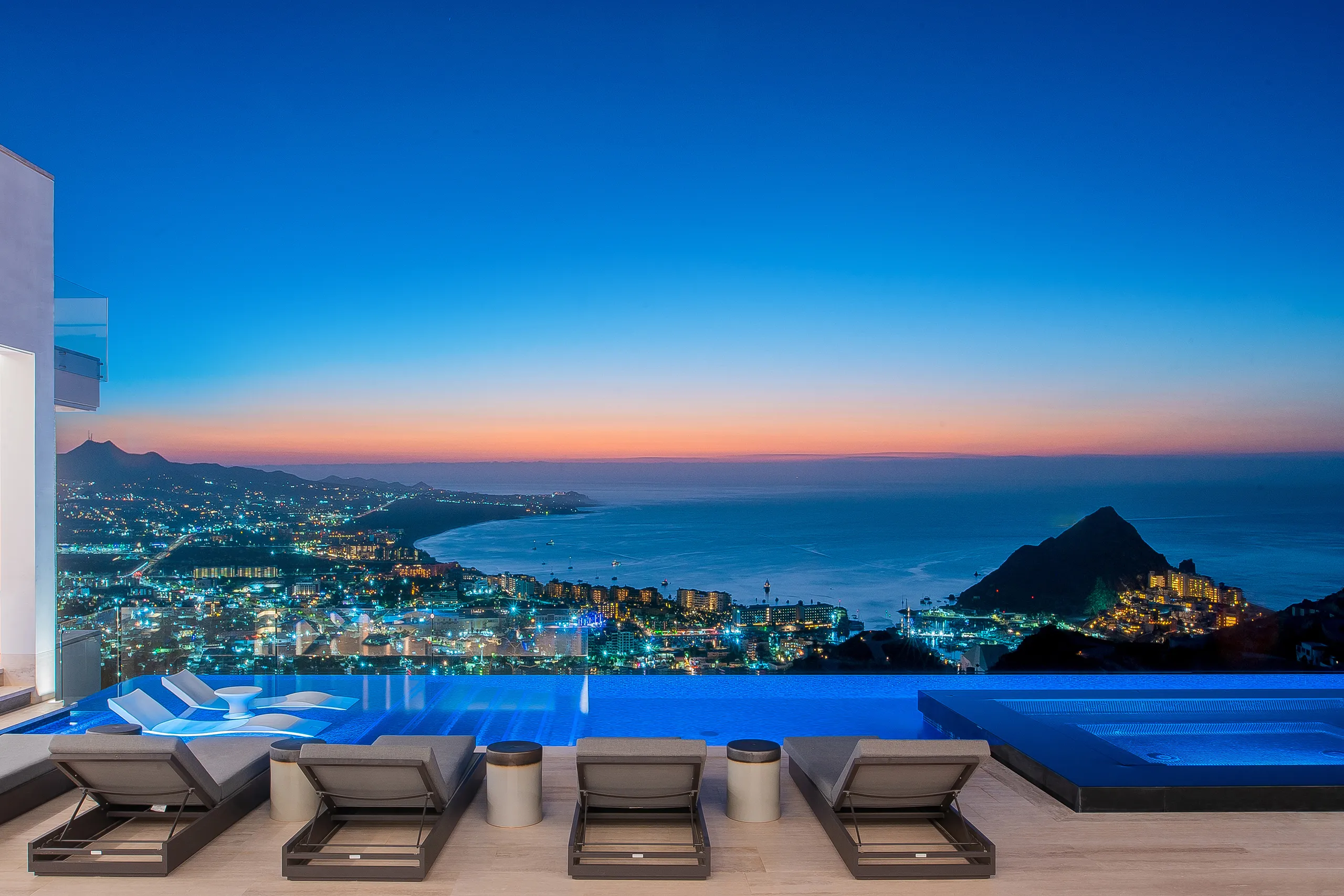 Modern Architectural Estate with Infinity Pool and Spectacular Ocean Views — photograph 2