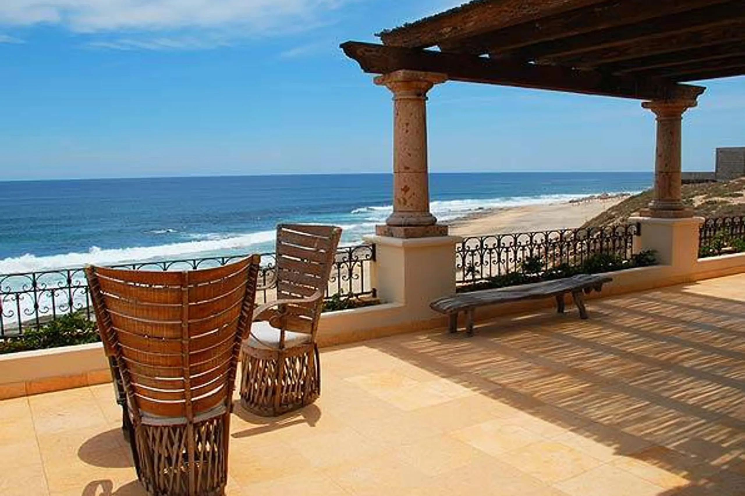 Beautiful Private Beachfront Estate with Infinity Pool, Hot Tub and Ocean Views fro VILLAWAY® — photograph 8