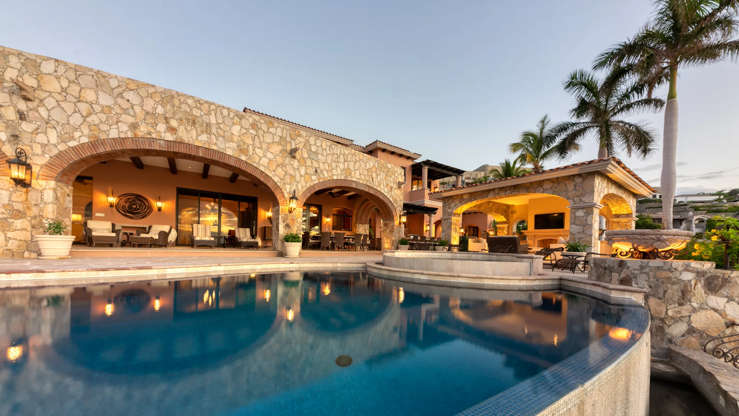 High-End Palmilla Villa with Infinity Pool and Stunning Waterfront Views — photograph 7