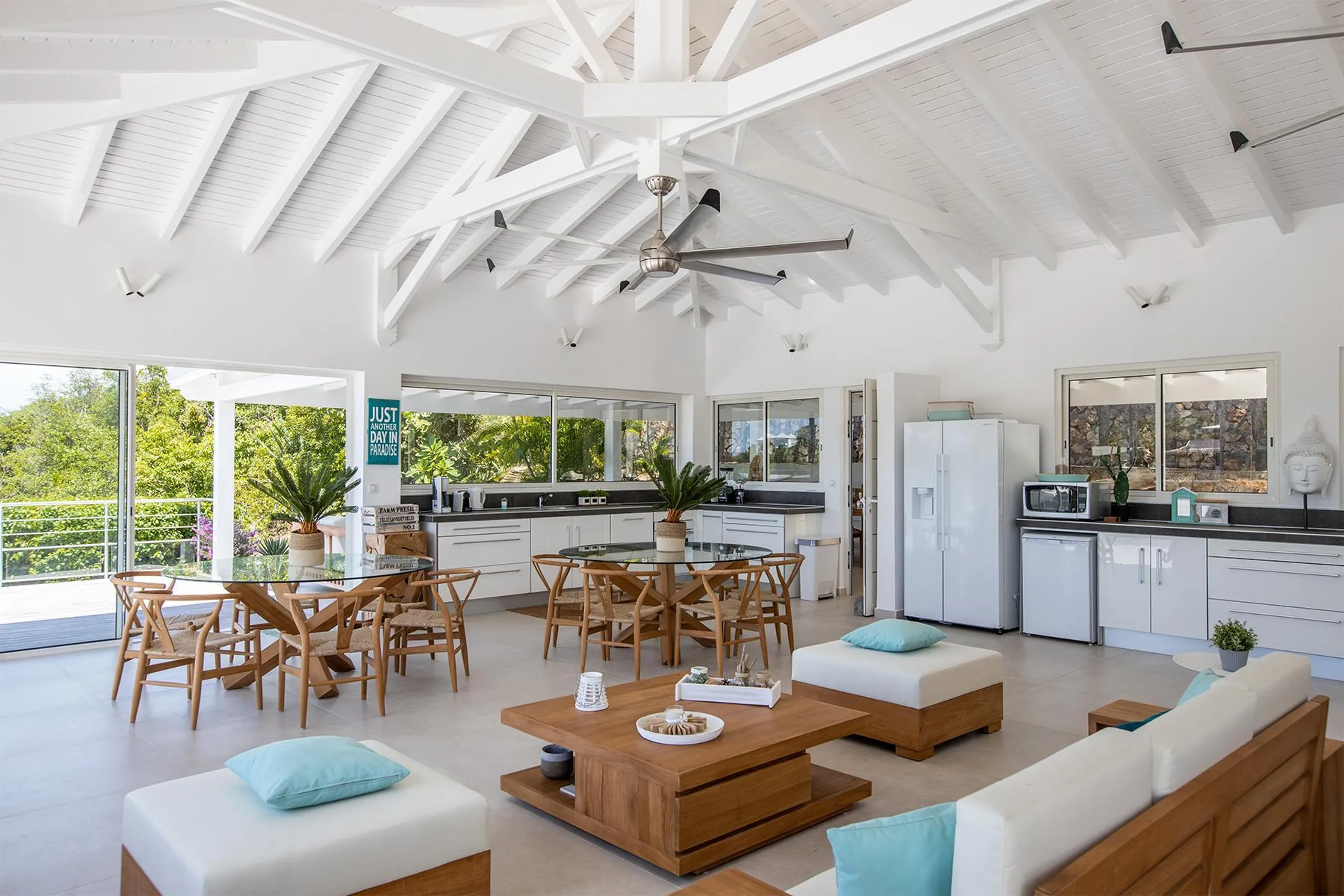 Breathtaking Luxe Estate with Private Pool and Views — photograph 11