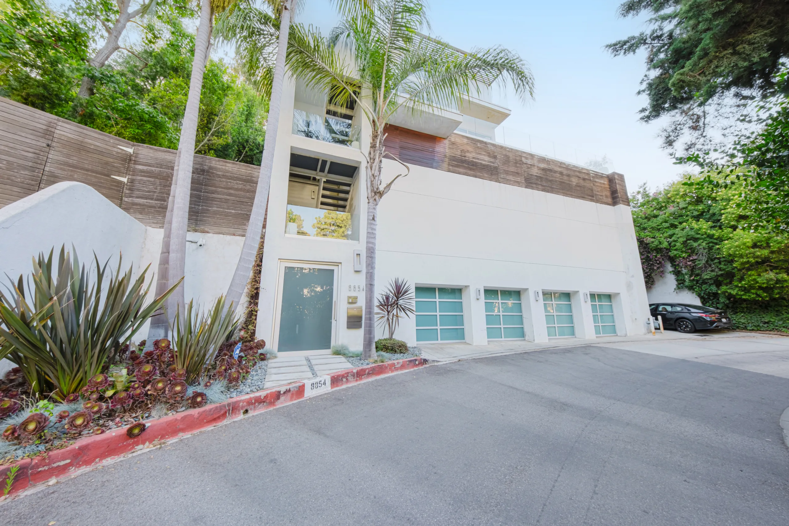 Hollywood Hills Villa with Private Pool, Outdoor Entertainment and Canyon Views — photograph 12