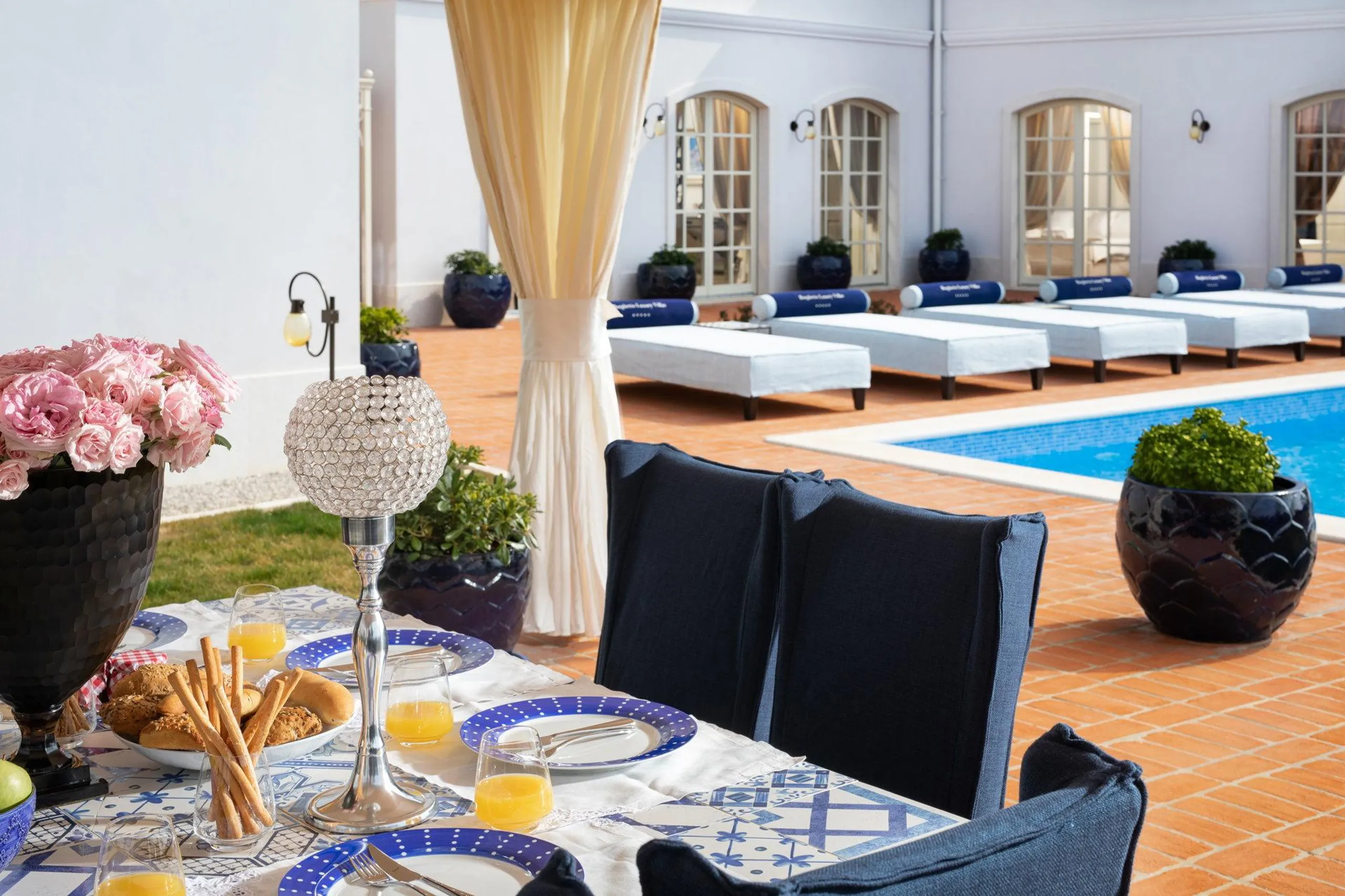 Palatial Gleaming White Villa with Private Pool a Scenic Views — photograph 6