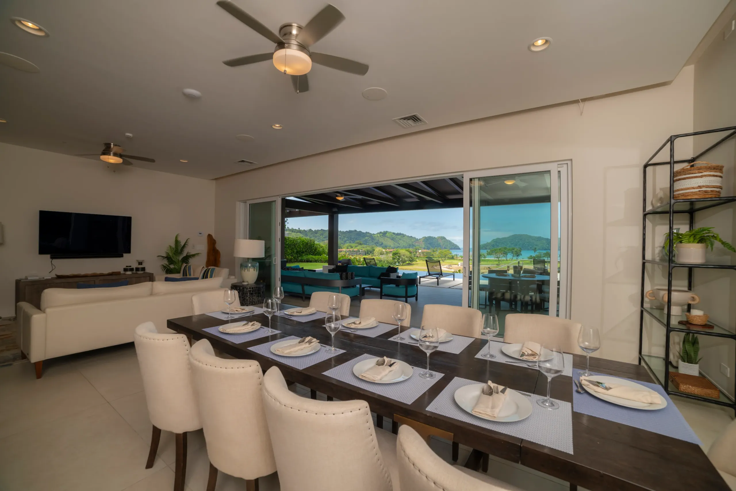 Stunning 6 BDR Los Suenos Villa with Infinity Pool — photograph 3