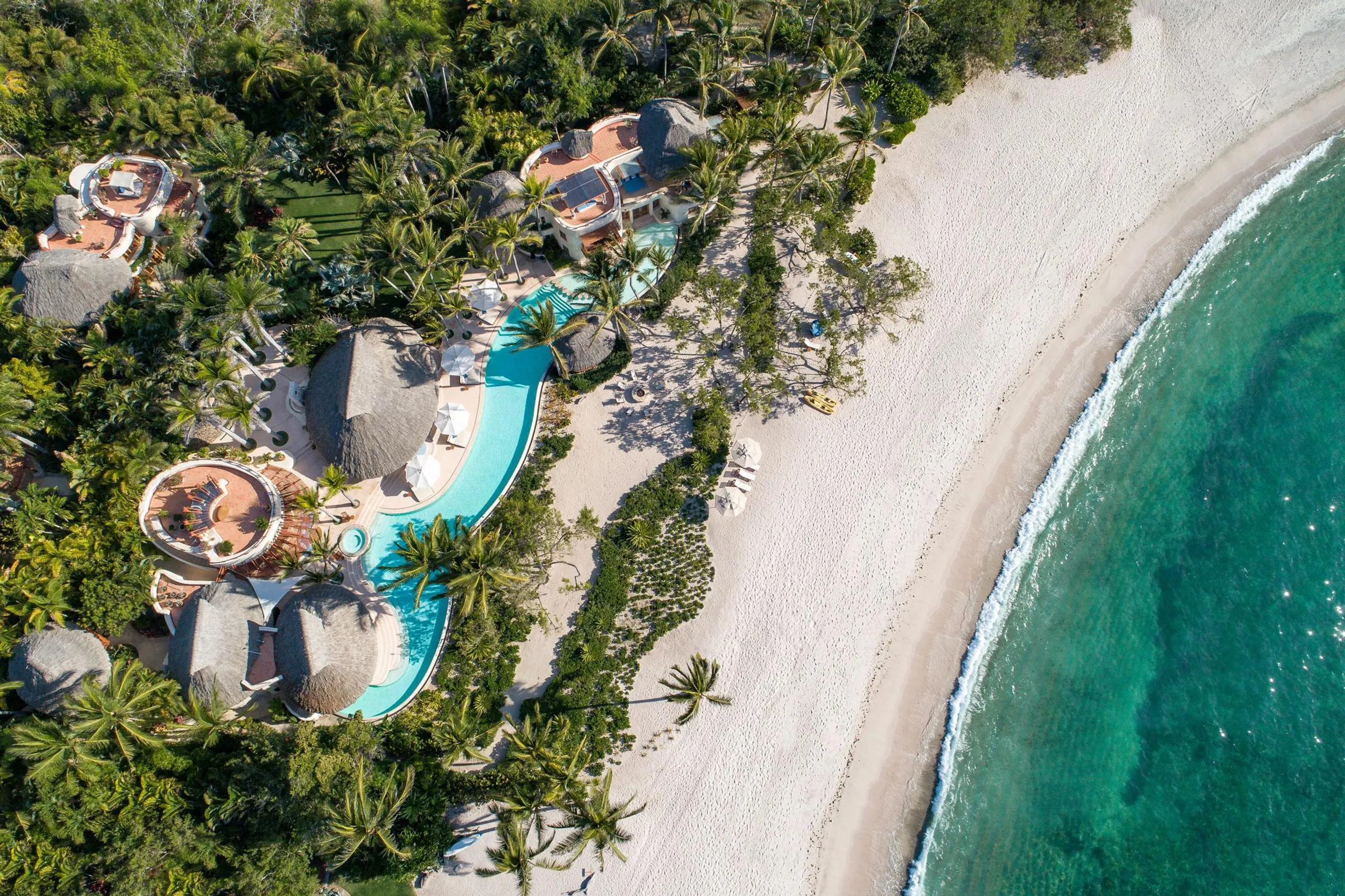 El Banco Beach Front Estate with Grand Infinity Pool and Panoramic Ocean Views — photograph 2