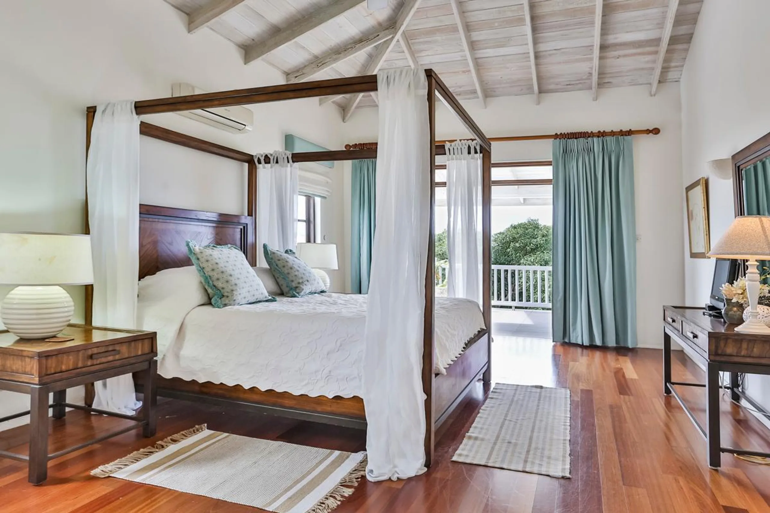 Ornate 7BR Villa with Pool and Views of the Atlantic and Caribbean Seas — photograph 8
