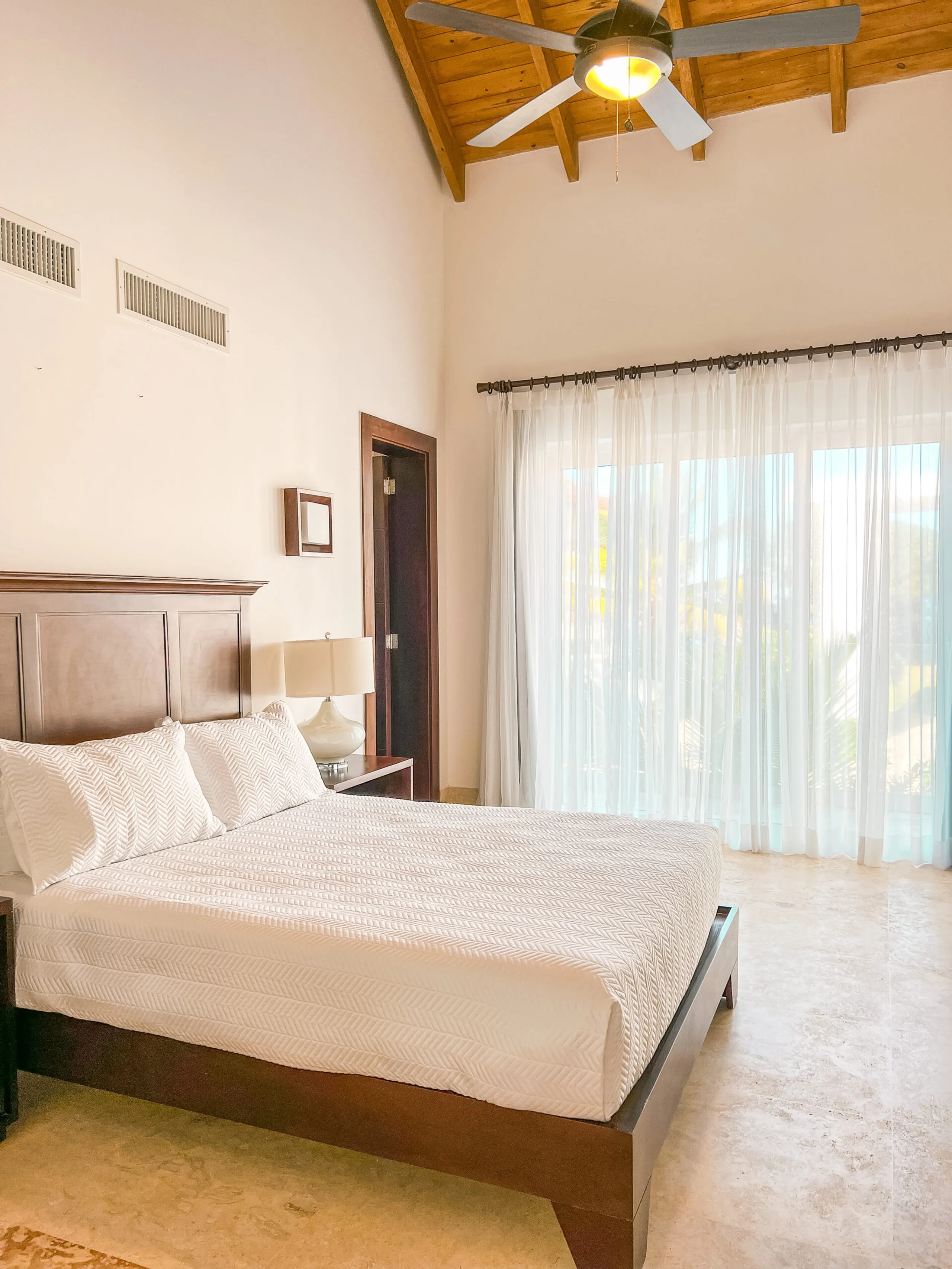 Refreshing 6BR Getaway with Infinity Pool Area, Large Terrace and Beach Access — photograph 9