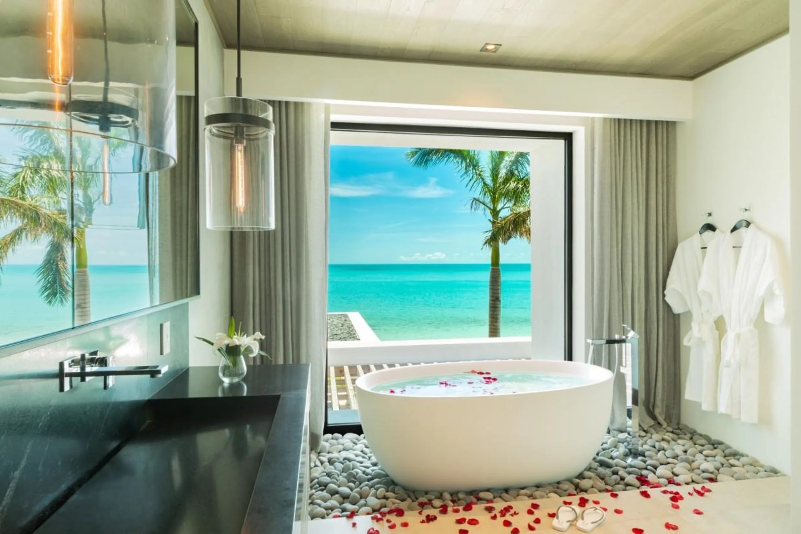 Private Contemporary Estate with Infinity Pool and Panoramic Ocean Views — photograph 9
