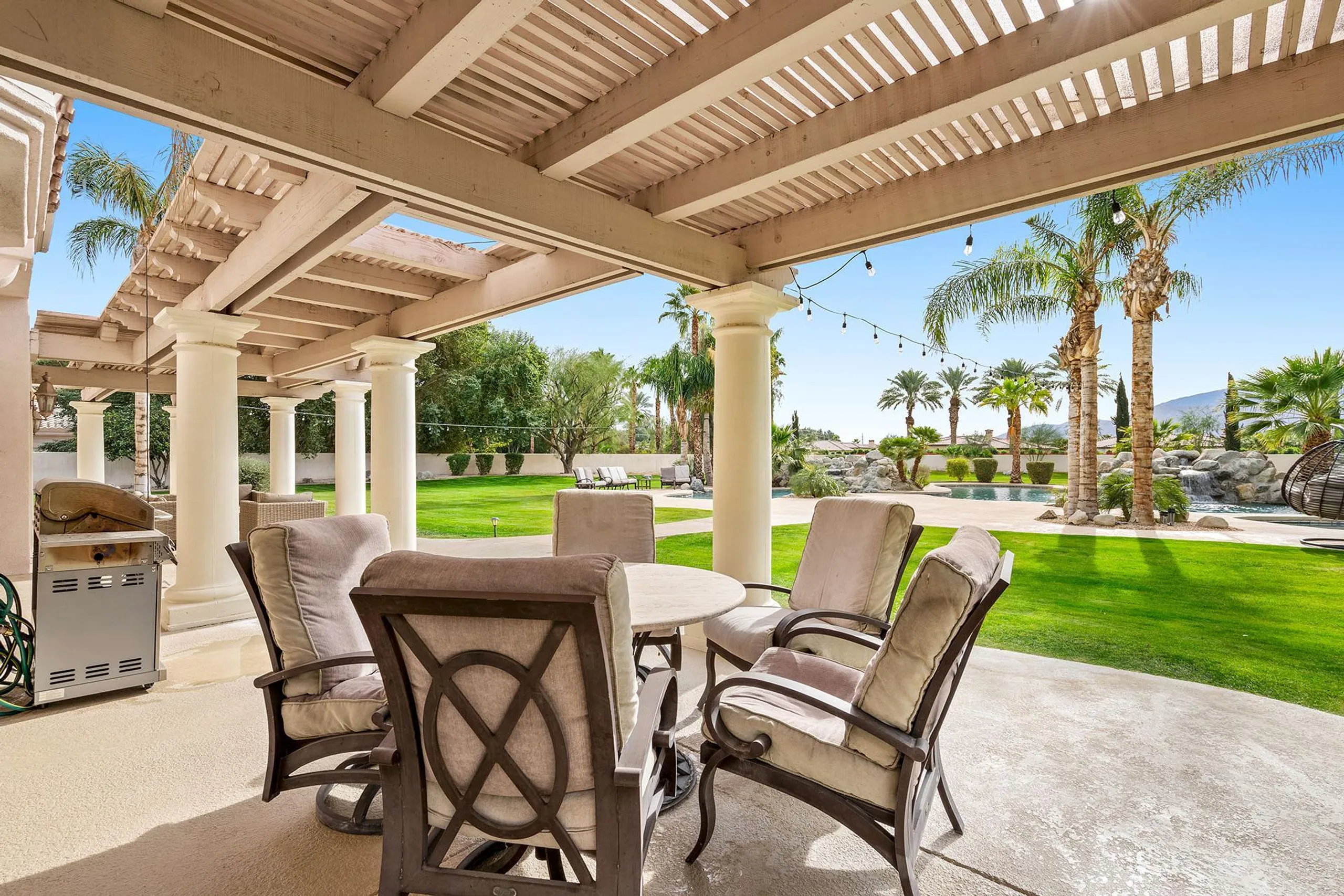 Luxury Laguna Villa with Resort Style Pool — photograph 7