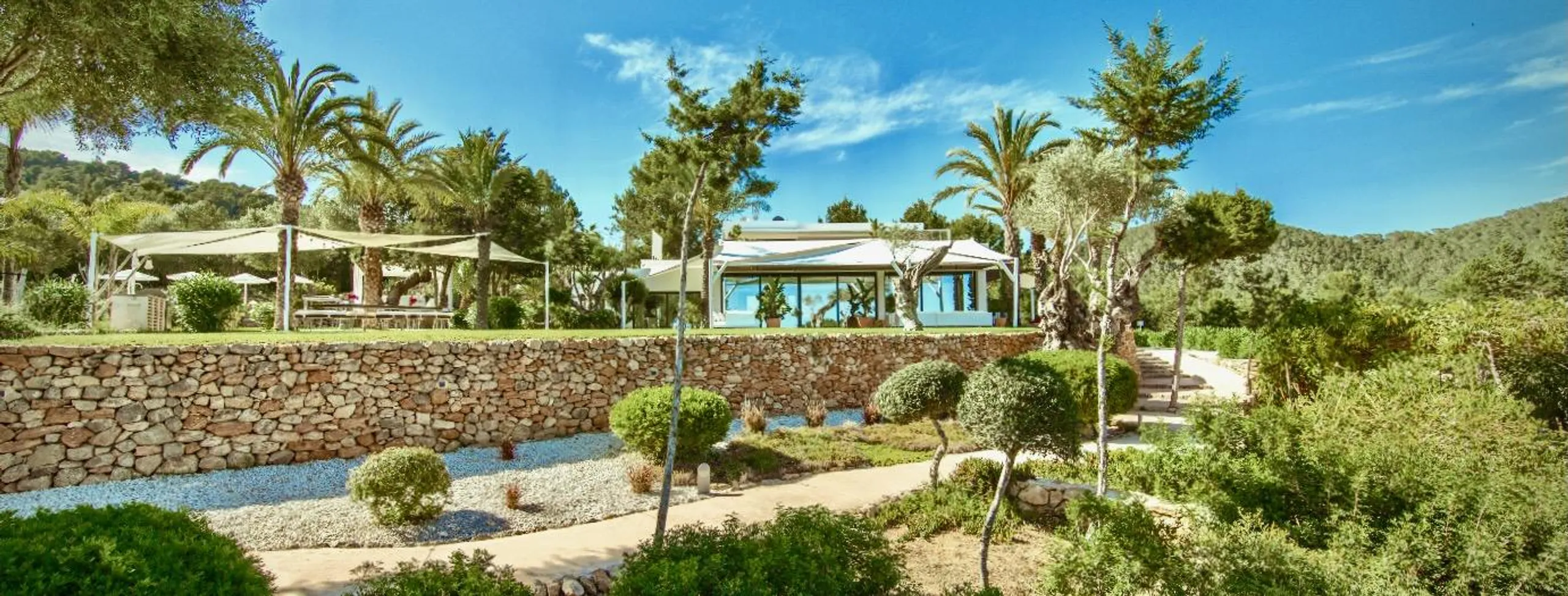Exquisite Island Estate with Private Pool, Ocean View, and Panoramic Views — photograph 2