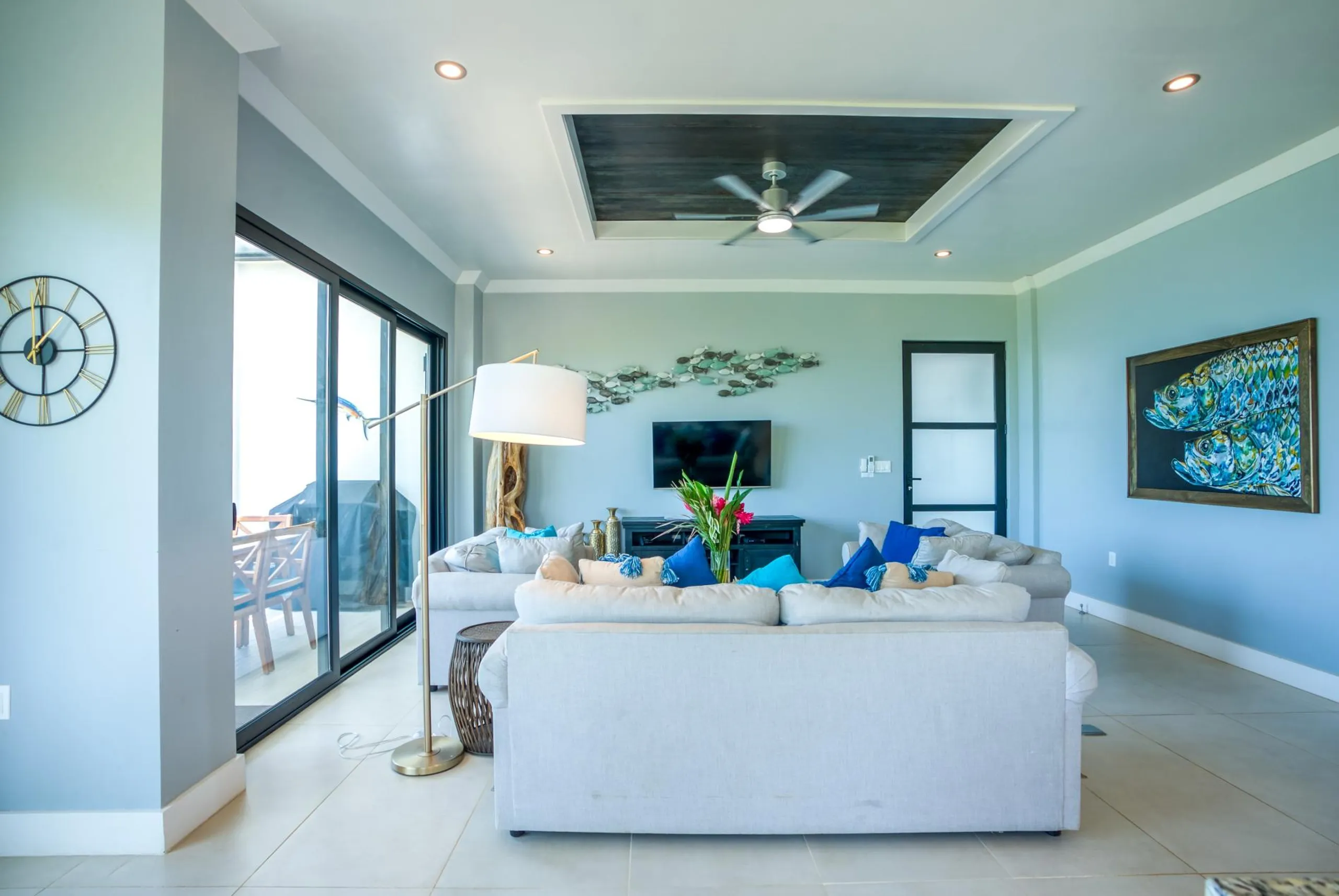 Noble Beachfront Condo Complex with Stunning Views — photograph 6