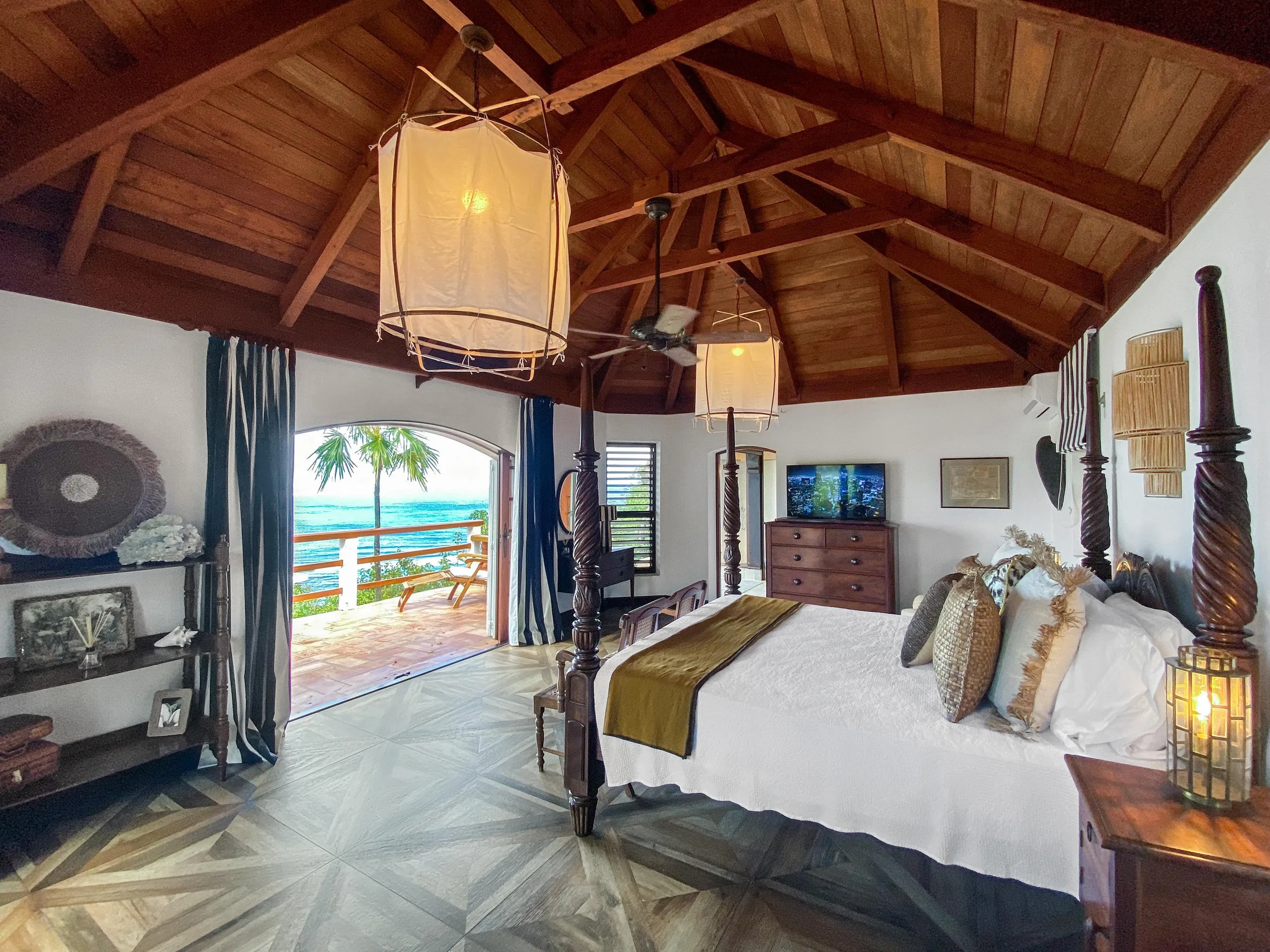 Stunning Oceanside Estate with Private Pool and Jacuzzi — photograph 7