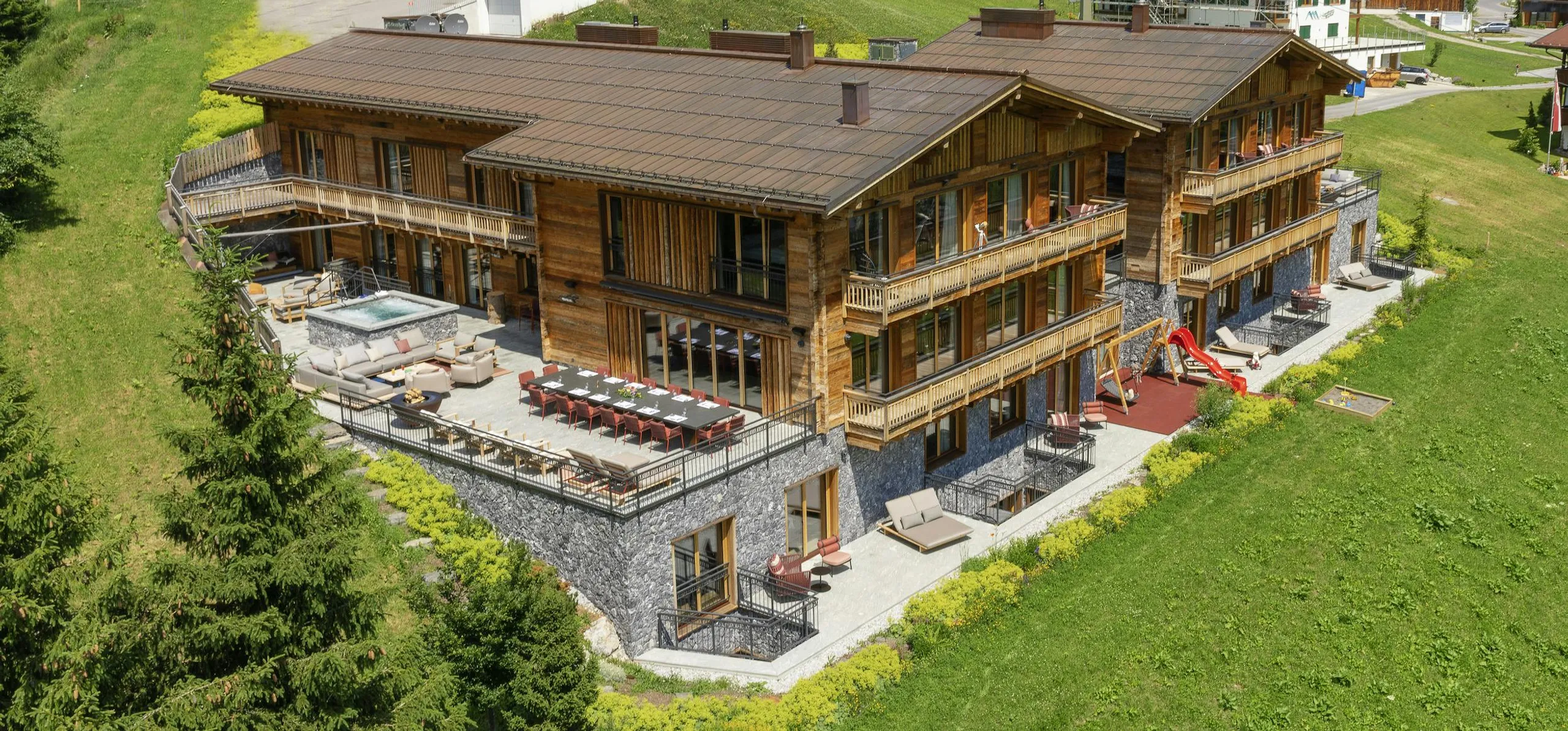 Ultra Luxe Chalet Altius with Commanding View and Luxury Amenities — photograph 3