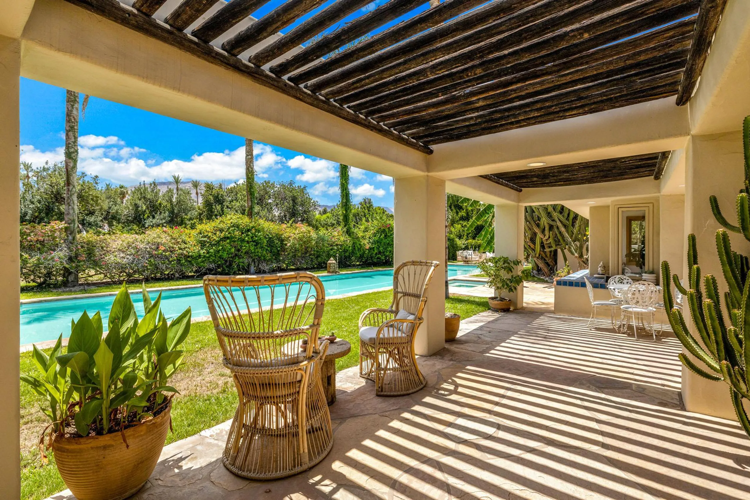 Perfection Estate with Private Pool, Tennis Court, and Golfing Green — photograph 3