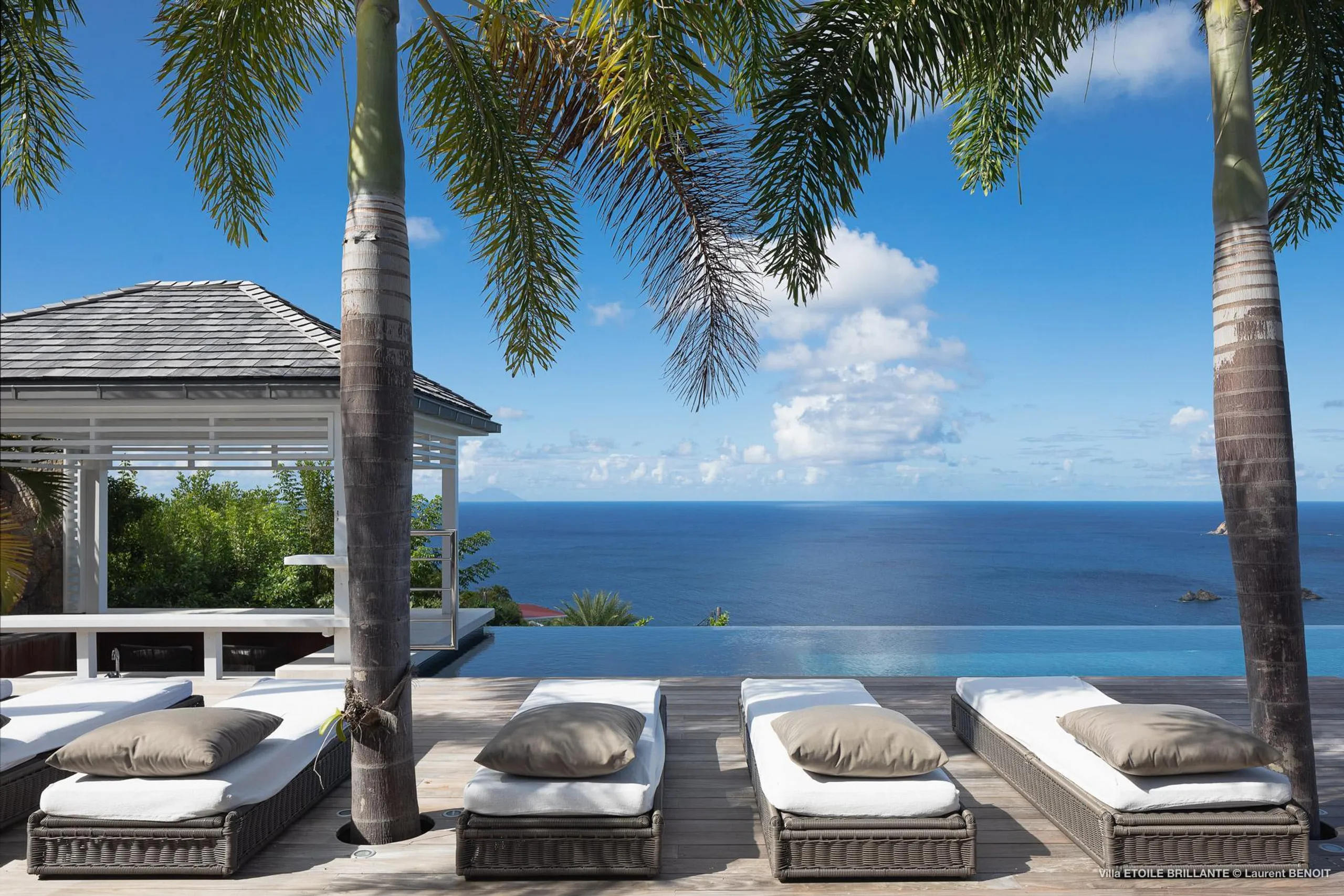 Chic Seaview Villa with Infinity Pool and Jacuzzi — photograph 3