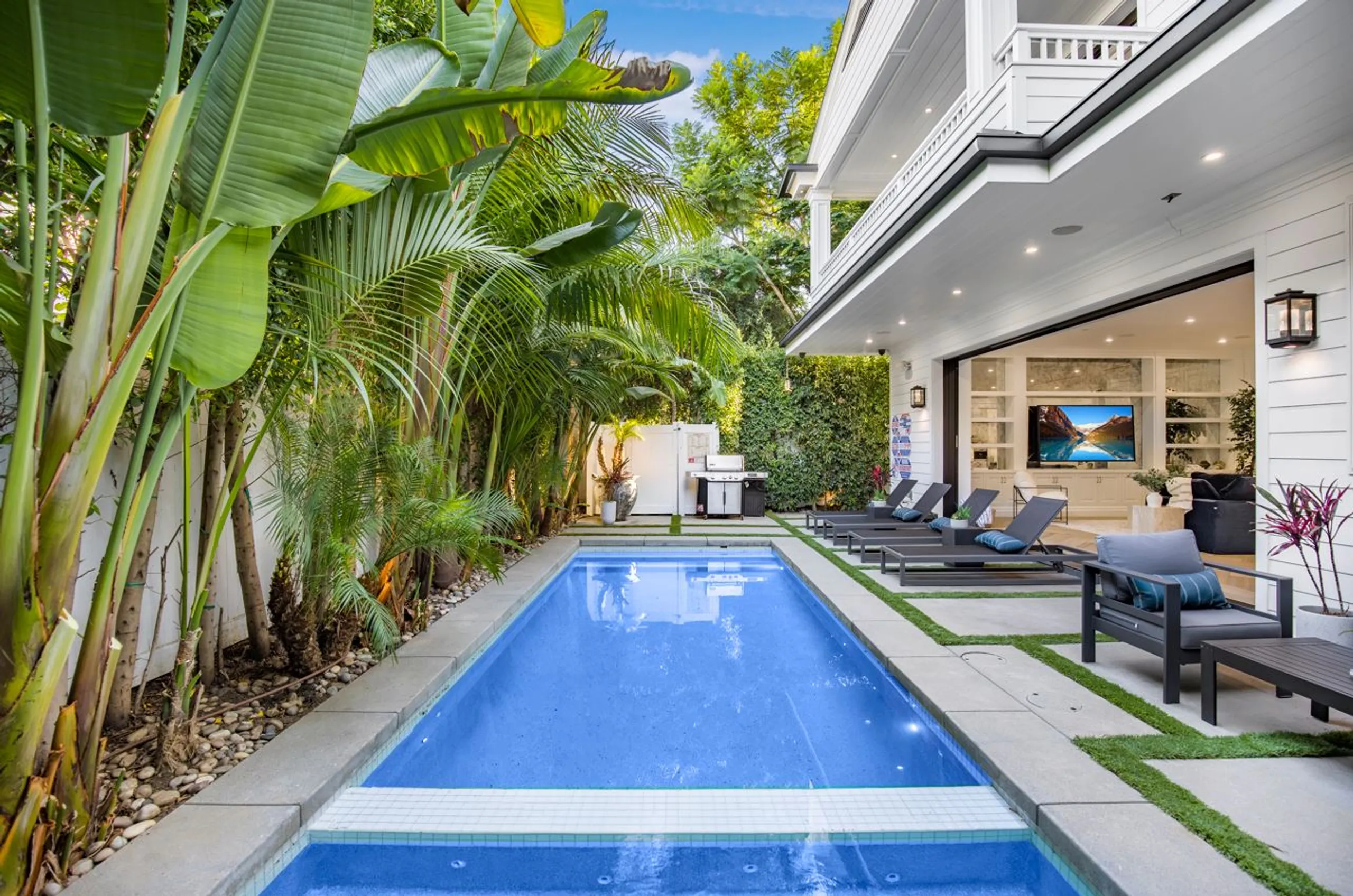 Statuesque Contemporary Villa with Bali-Inspired Pool and Beverly Hills Nearby — photograph 2