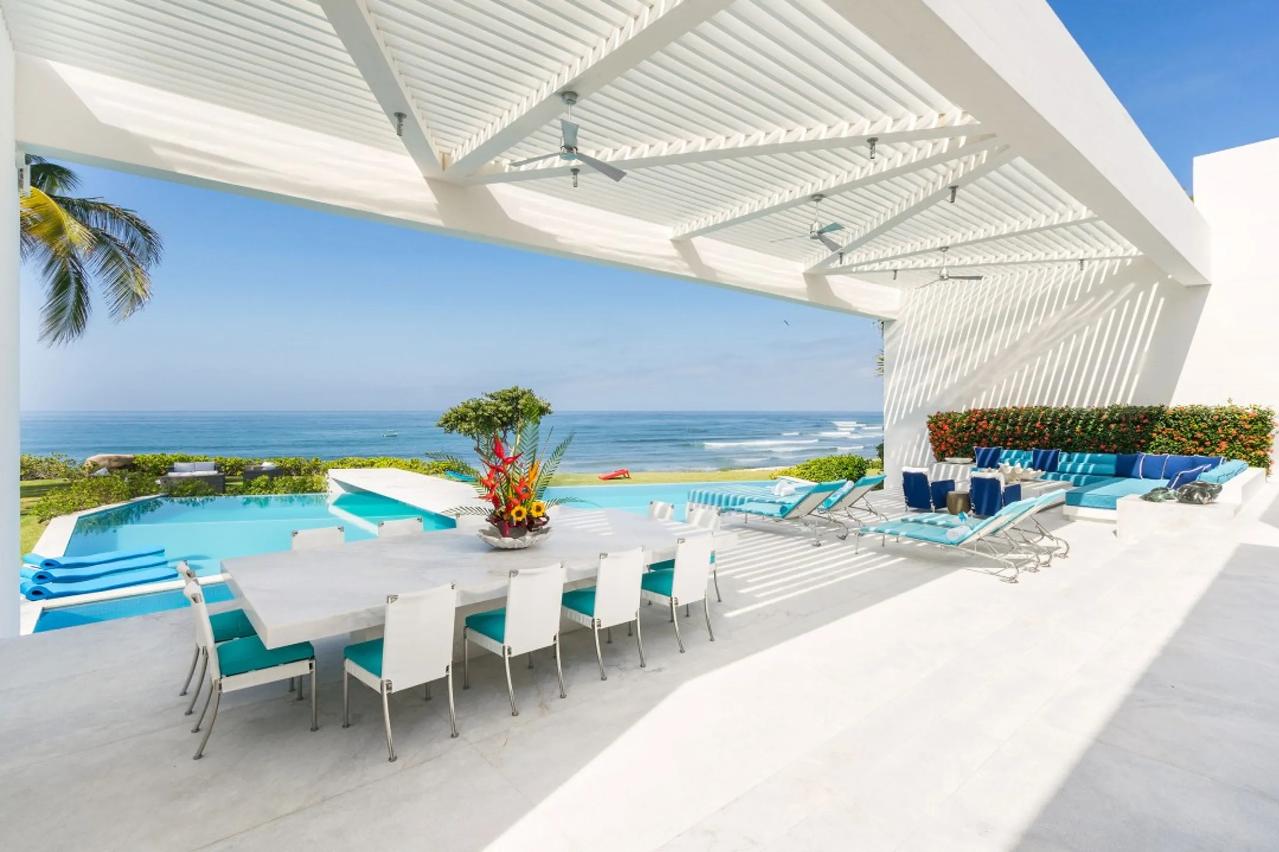 Breathtakingly Beautiful Oceanfront Villa with Infinity Pool, Firepit & Ocean Views — photograph 10