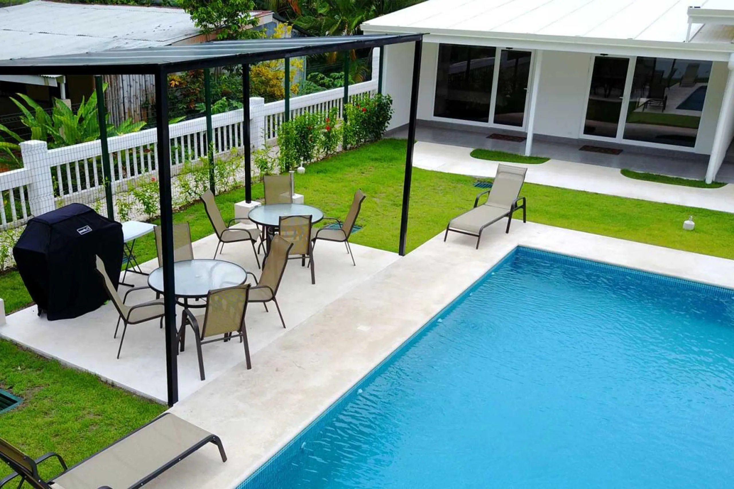 Lavish Beachfront Villa with Private Pool, Mountain and Sea Views — photograph 3