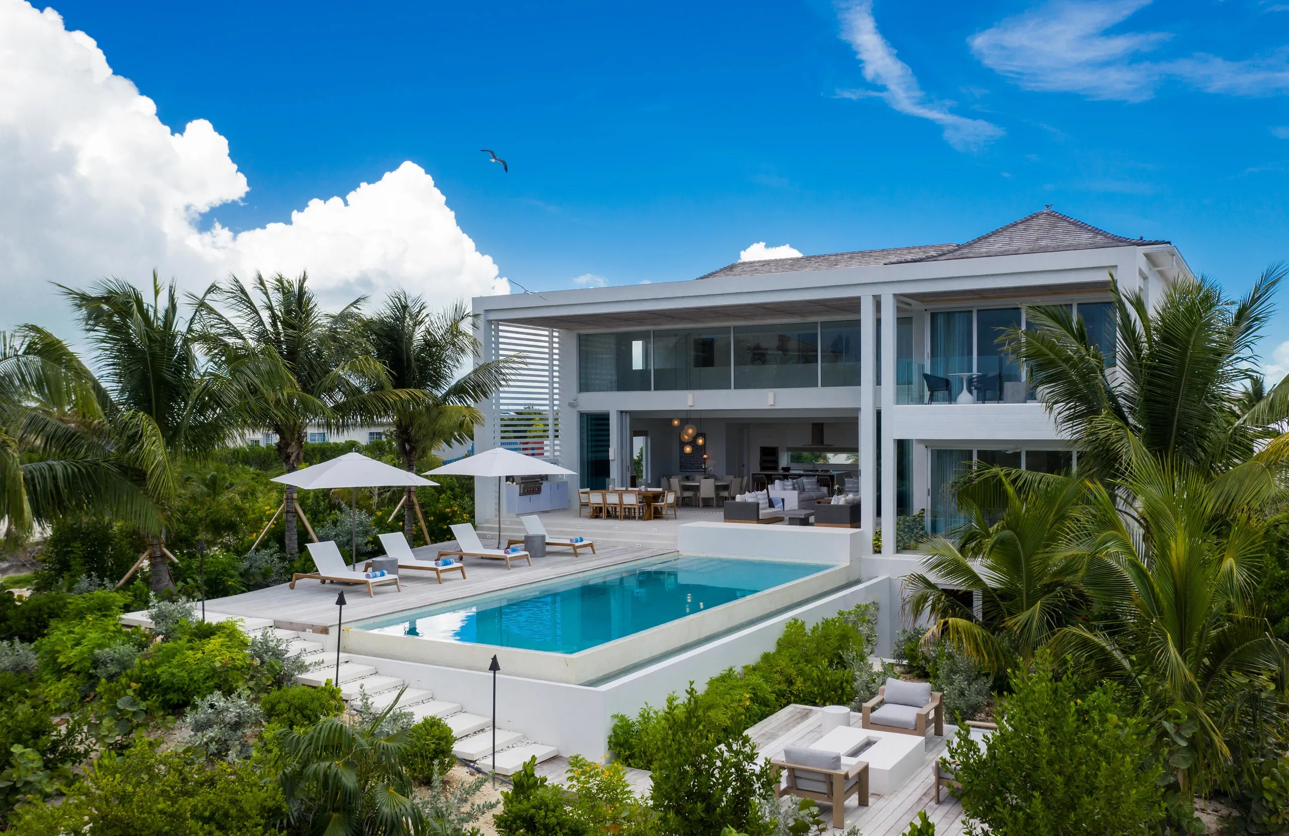 Elegant Luxe Estate in Turks & Caicos with Breathtaking Views of Grace Bay Beach — photograph 4