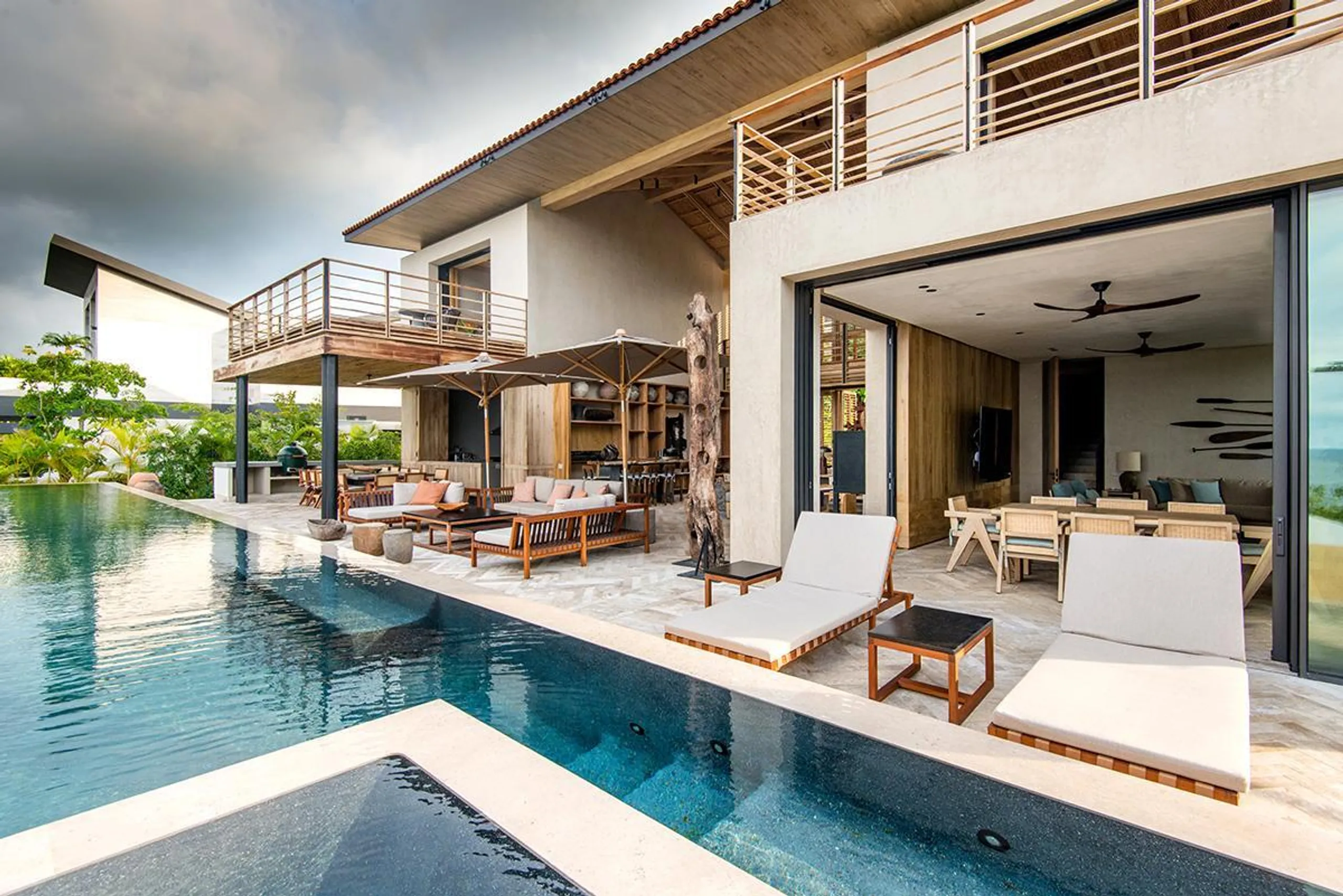 Beautiful Oceanfront Luxe Estate, with Infinity Pool Overlooking Litibu Bay — photograph 2