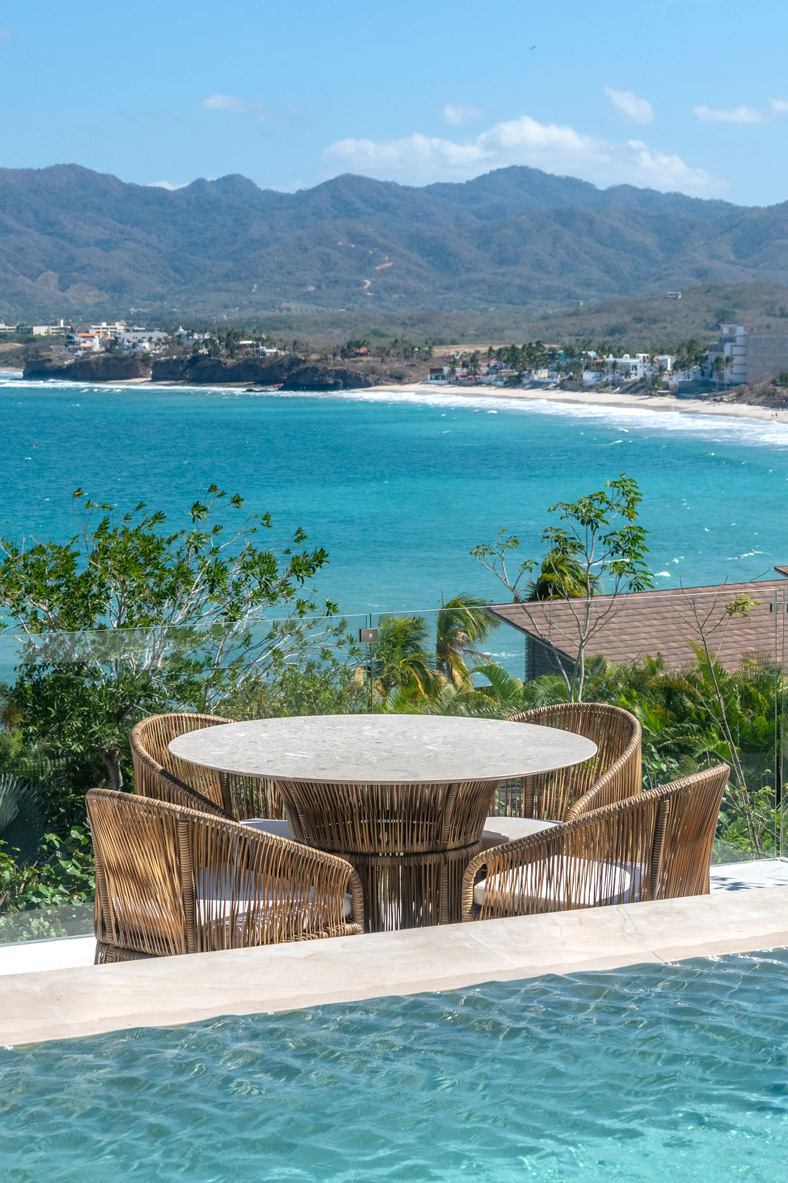 Majestic Oceanview Kupuri Estate with Infinity Pool, Golf Simulator, and Sauna with Ocean Views — photograph 9