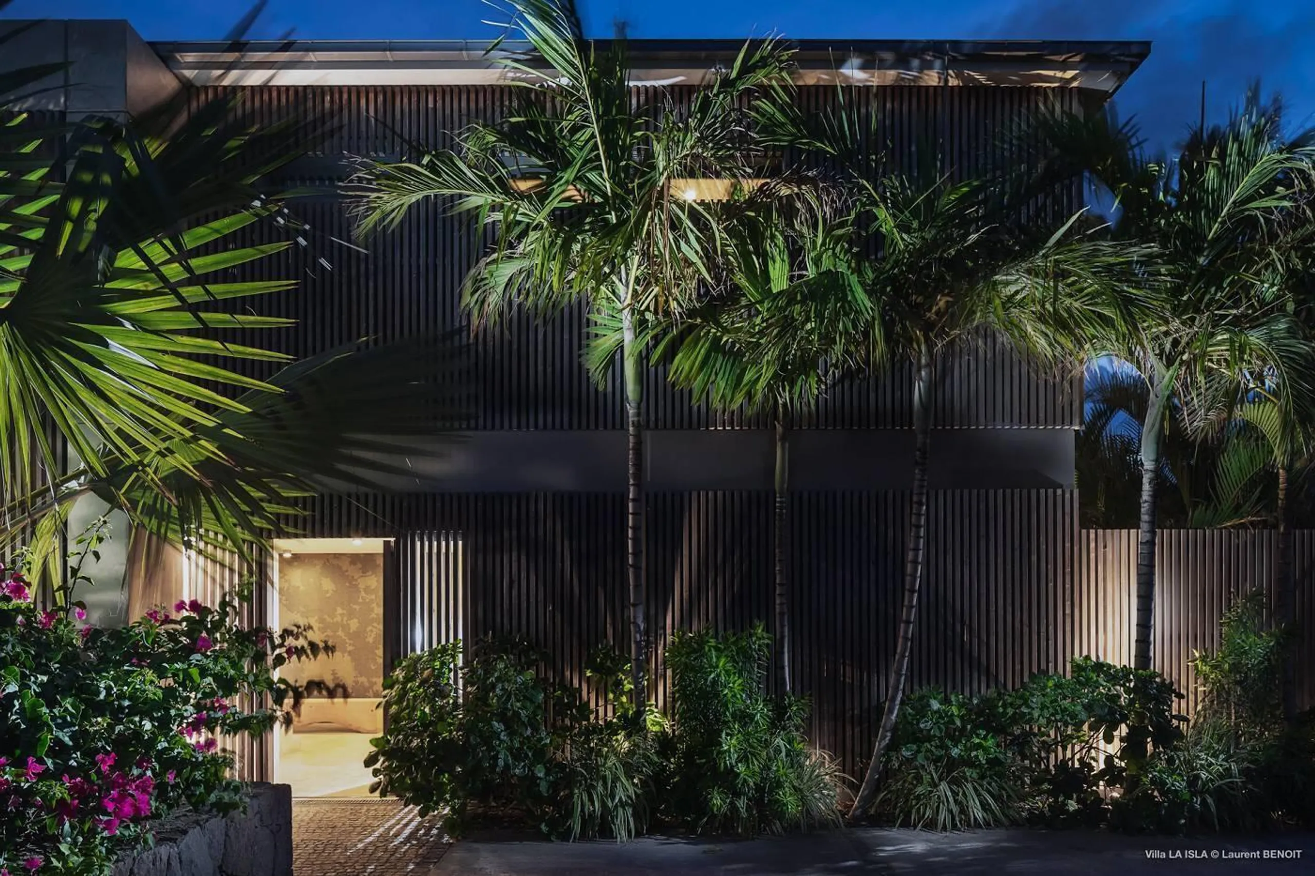 Majestic Luxury Villa with Private Pool and Garden Lounge — photograph 9
