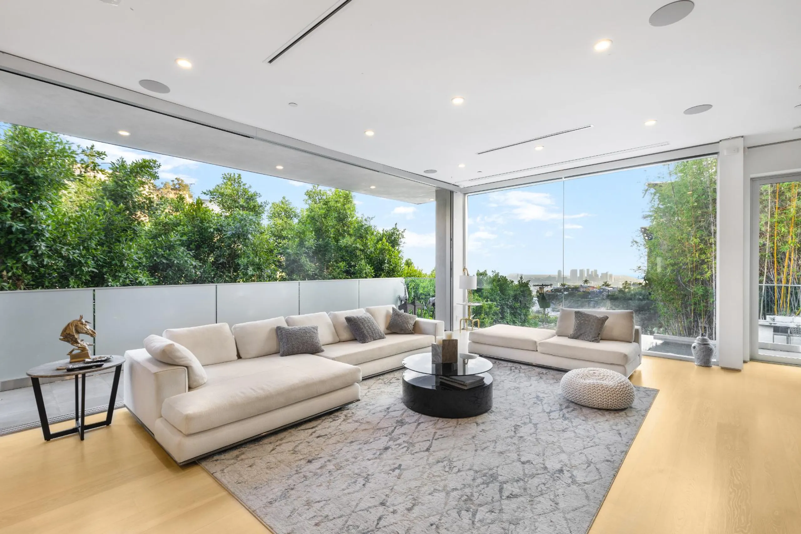 Modern Architectural Hollywood HIlls Estate with Infinity Pool and City Views — photograph 12